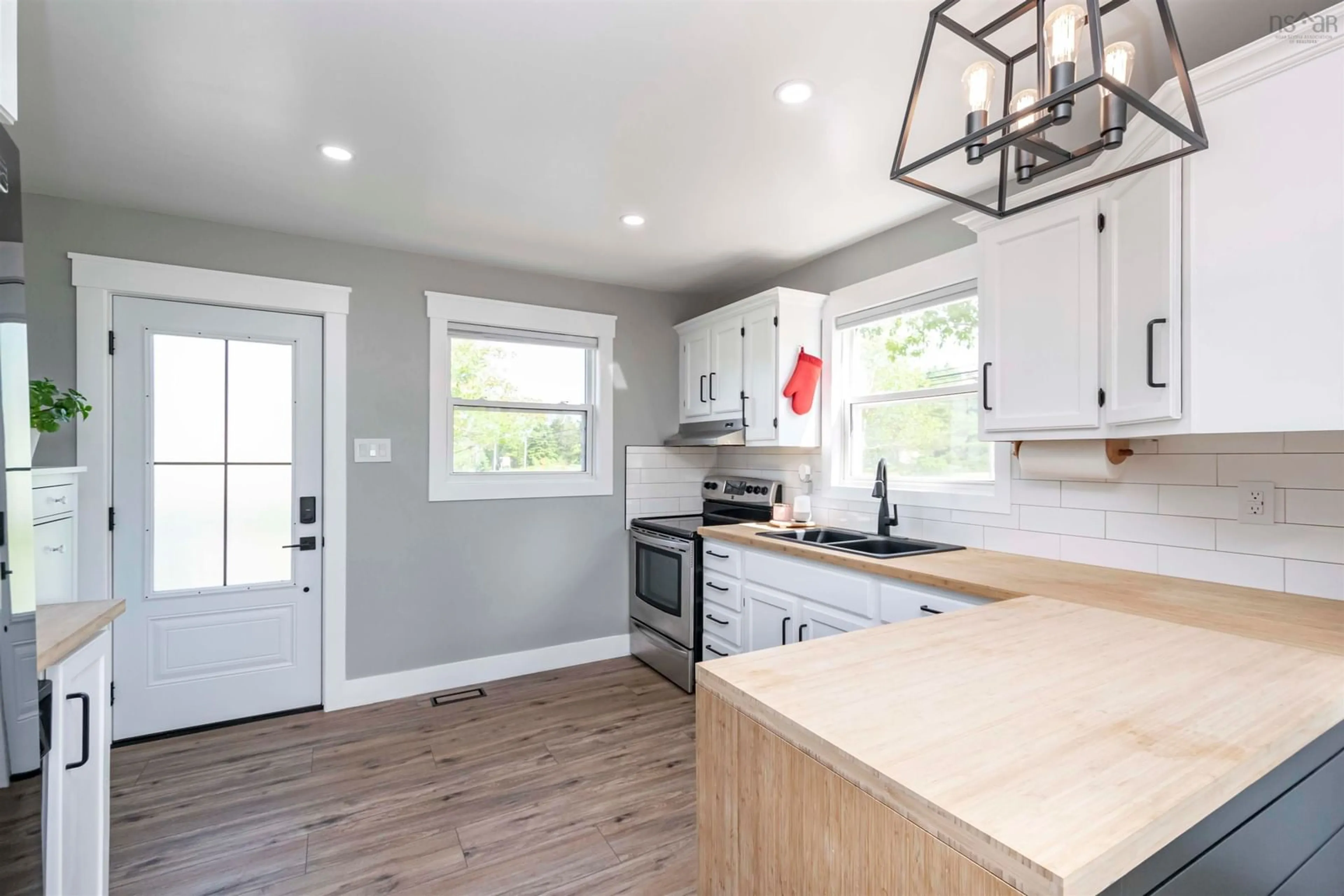Open concept kitchen, wood/laminate floor for 2694 Sackville Dr, Upper Sackville Nova Scotia B4E 3C3