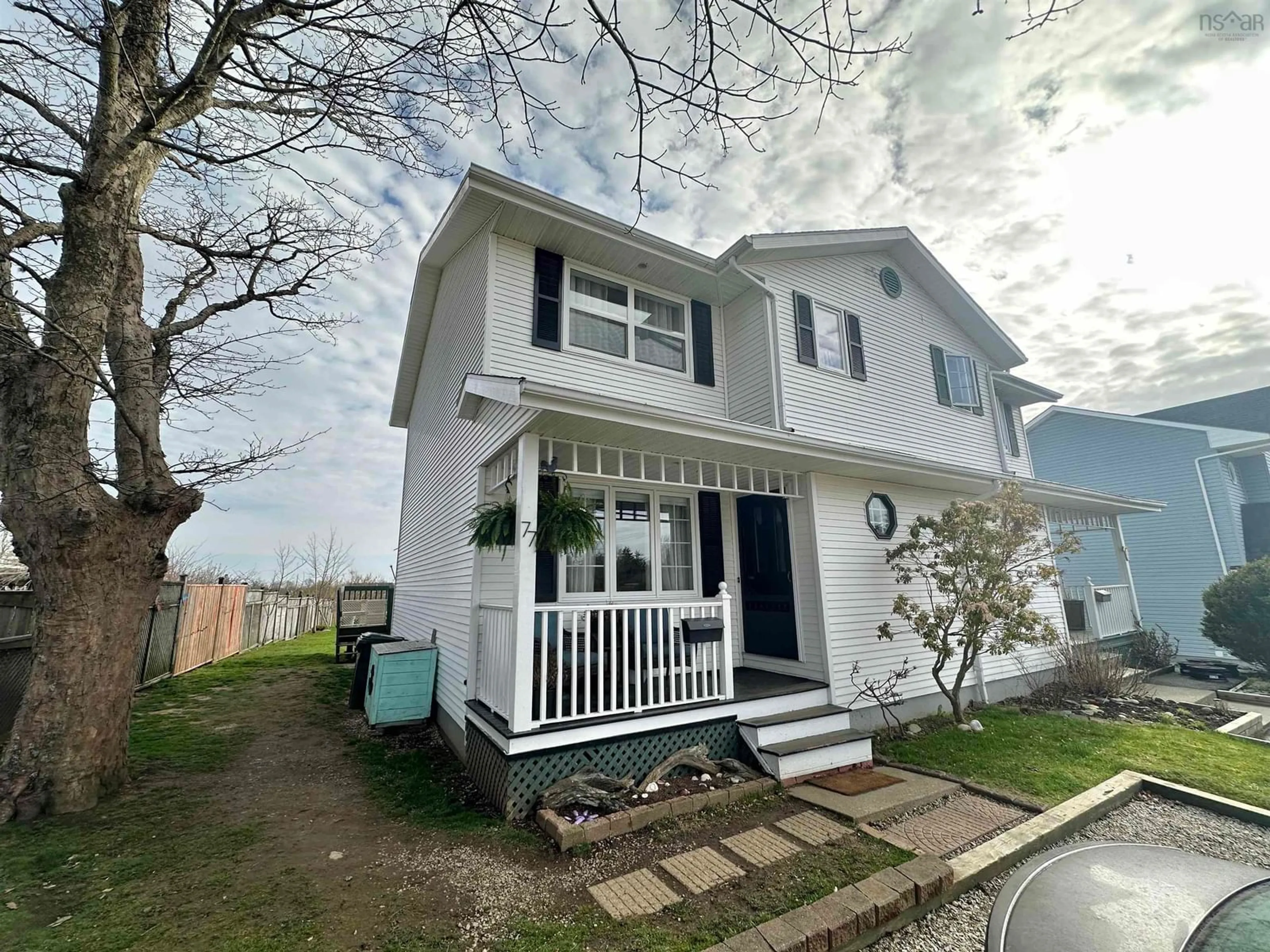 Home with vinyl exterior material, street for 77 Prospect St, Yarmouth Nova Scotia B5A 4J6