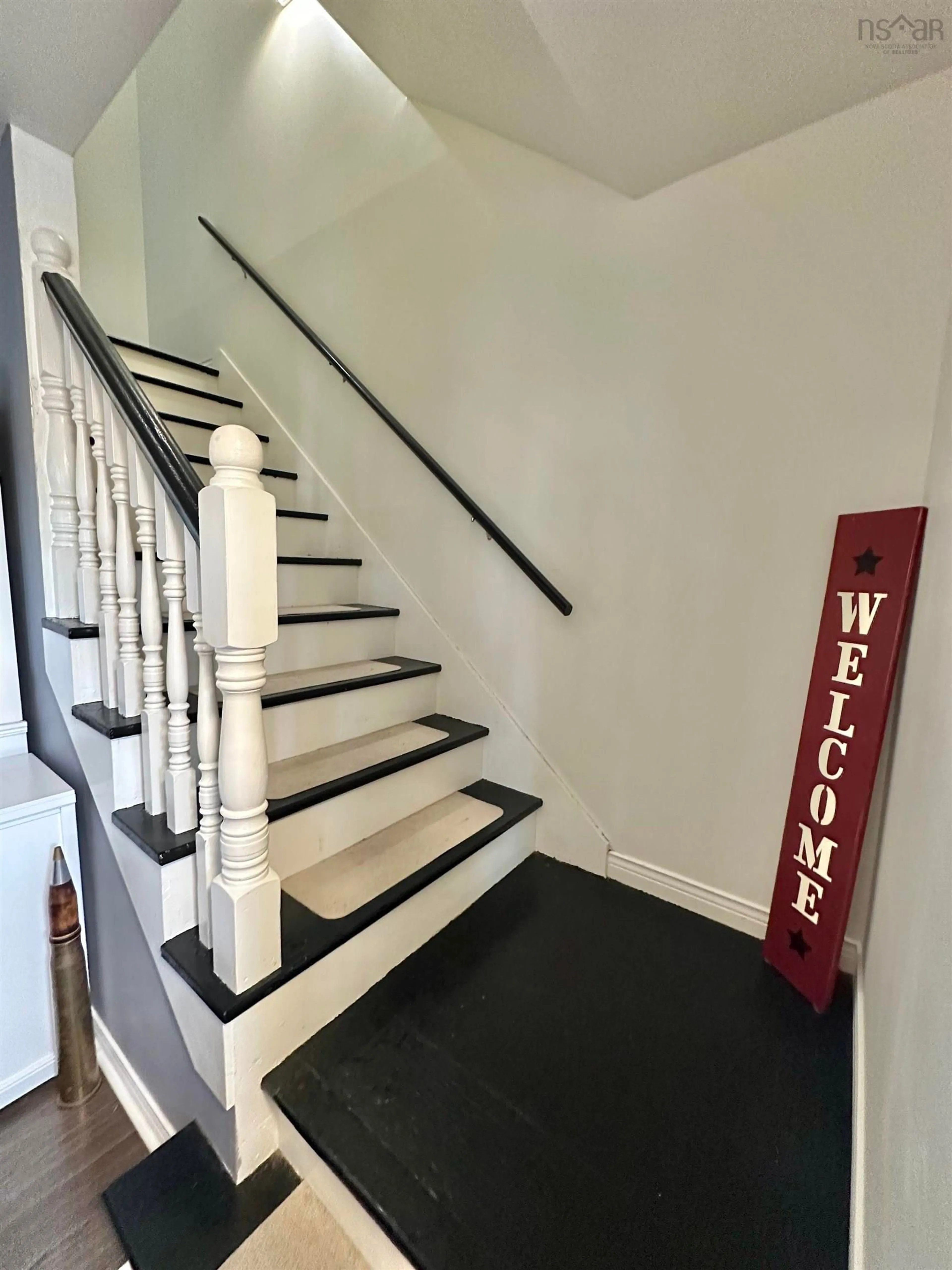 Indoor foyer for 77 Prospect St, Yarmouth Nova Scotia B5A 4J6