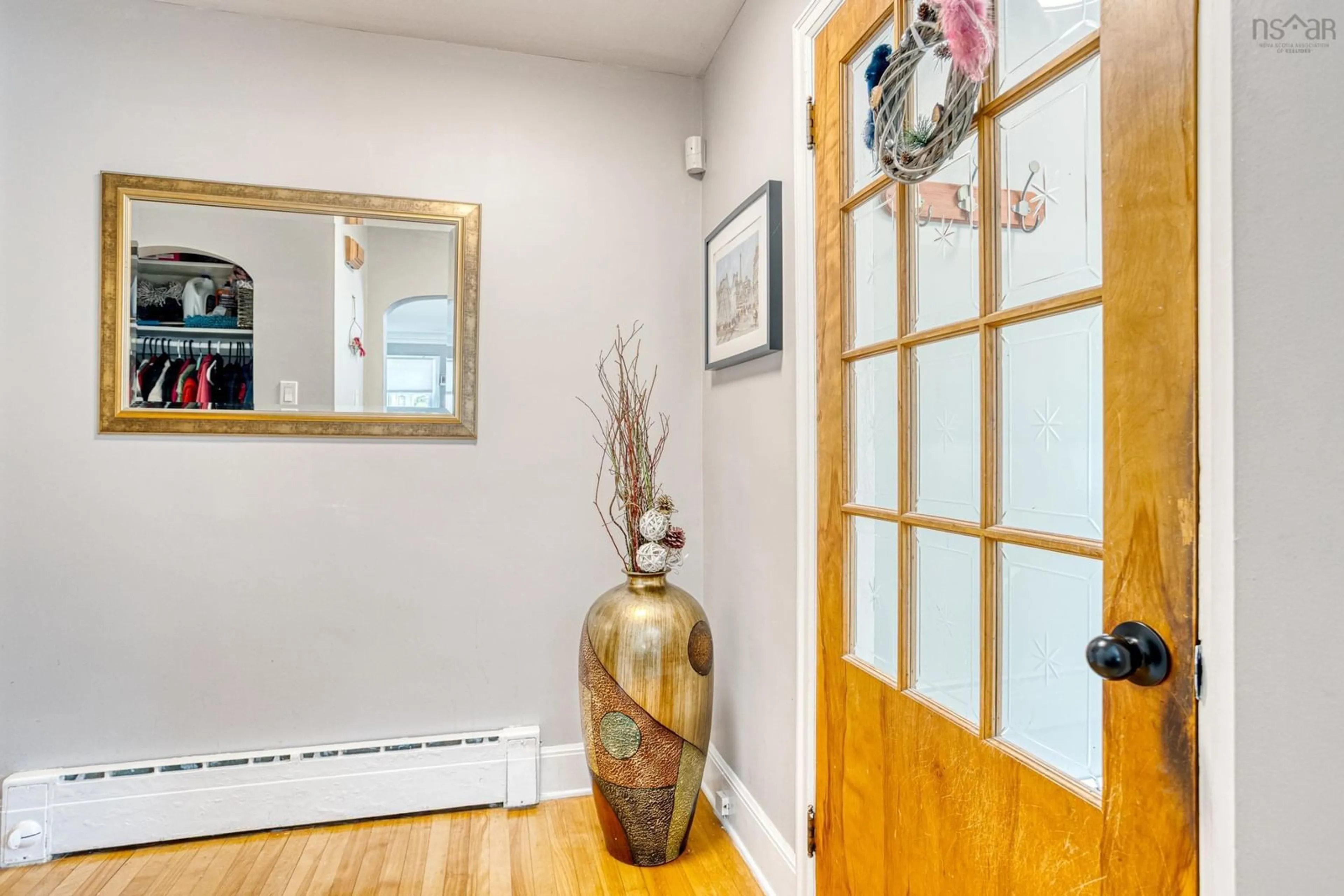 Indoor entryway for 7041 Pearson Dr, Halifax Nova Scotia B3L 2K7