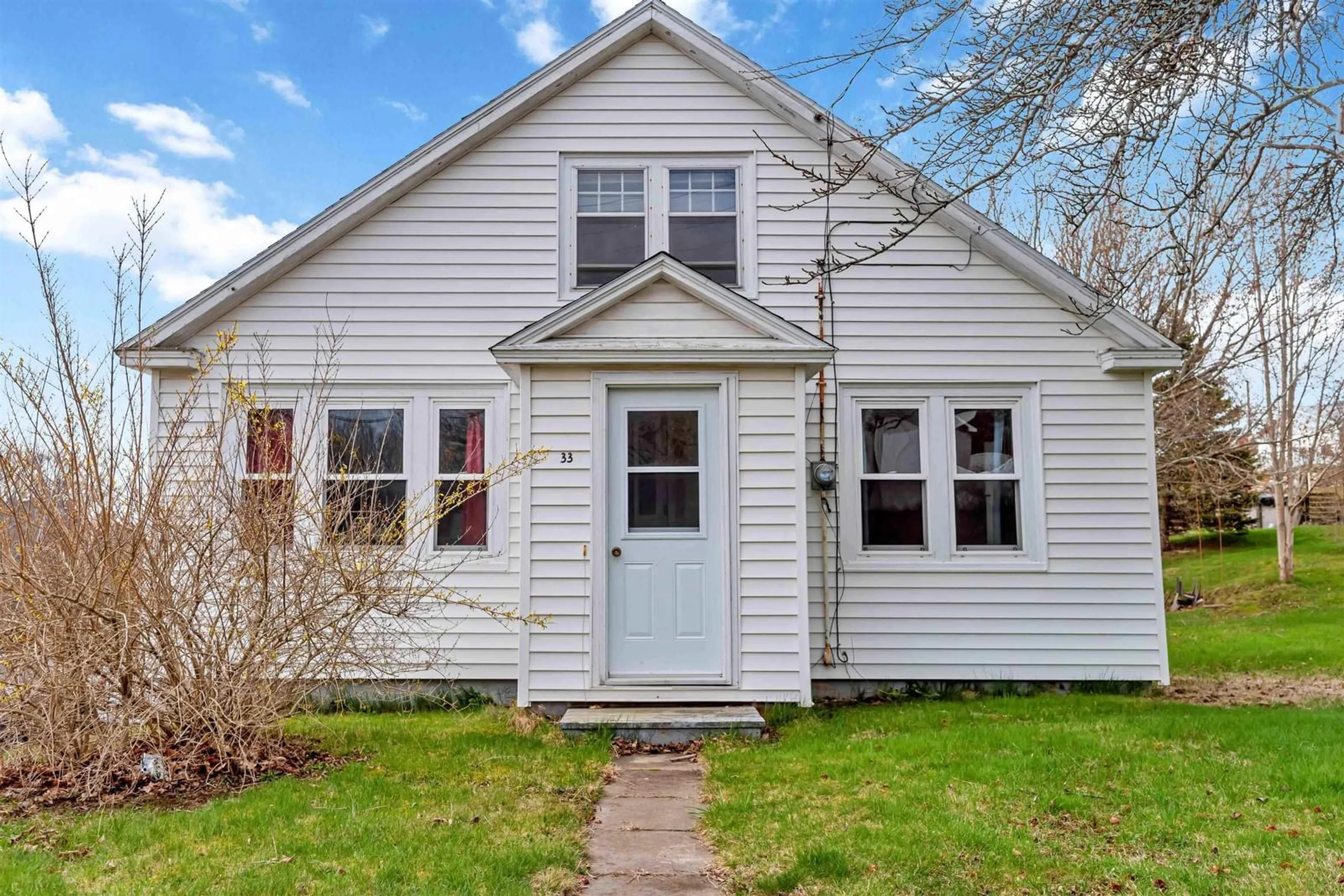 Home with vinyl exterior material, street for 33 Church St, Digby Nova Scotia B0V 1A0
