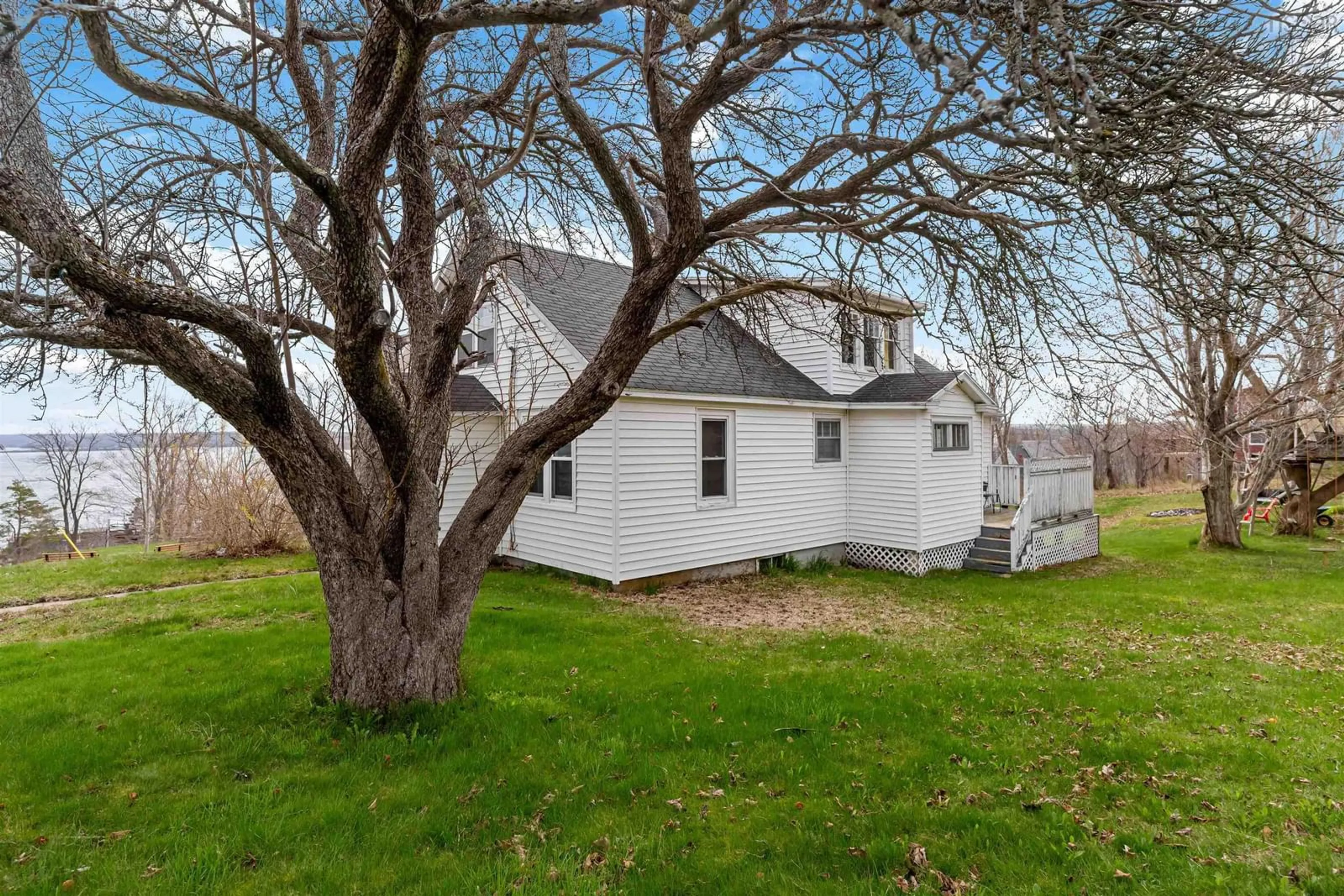 A pic from outside/outdoor area/front of a property/back of a property/a pic from drone, street for 33 Church St, Digby Nova Scotia B0V 1A0
