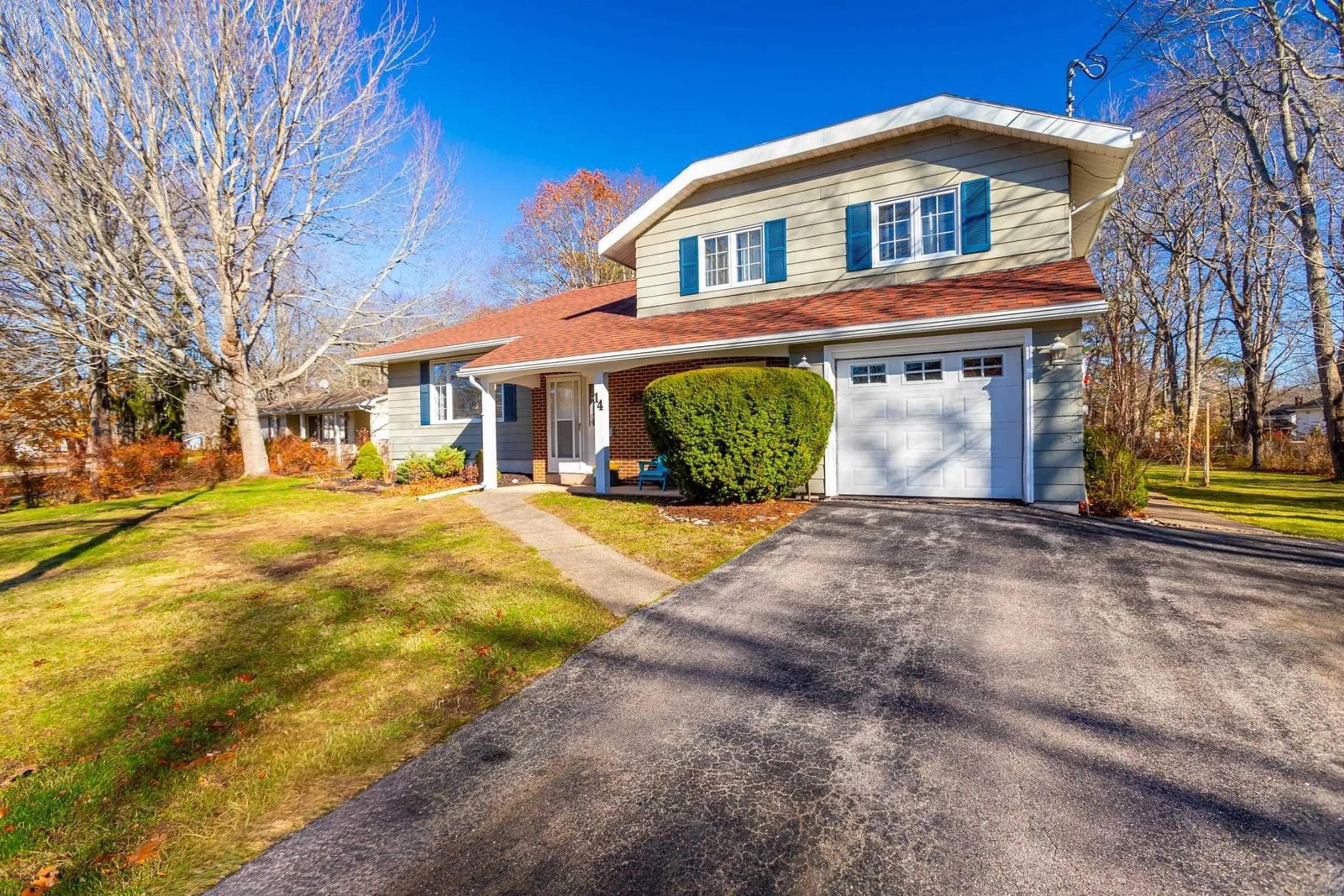 Home with vinyl exterior material, street for 14 Oakland Dr, Middleton Nova Scotia B0S 1P0