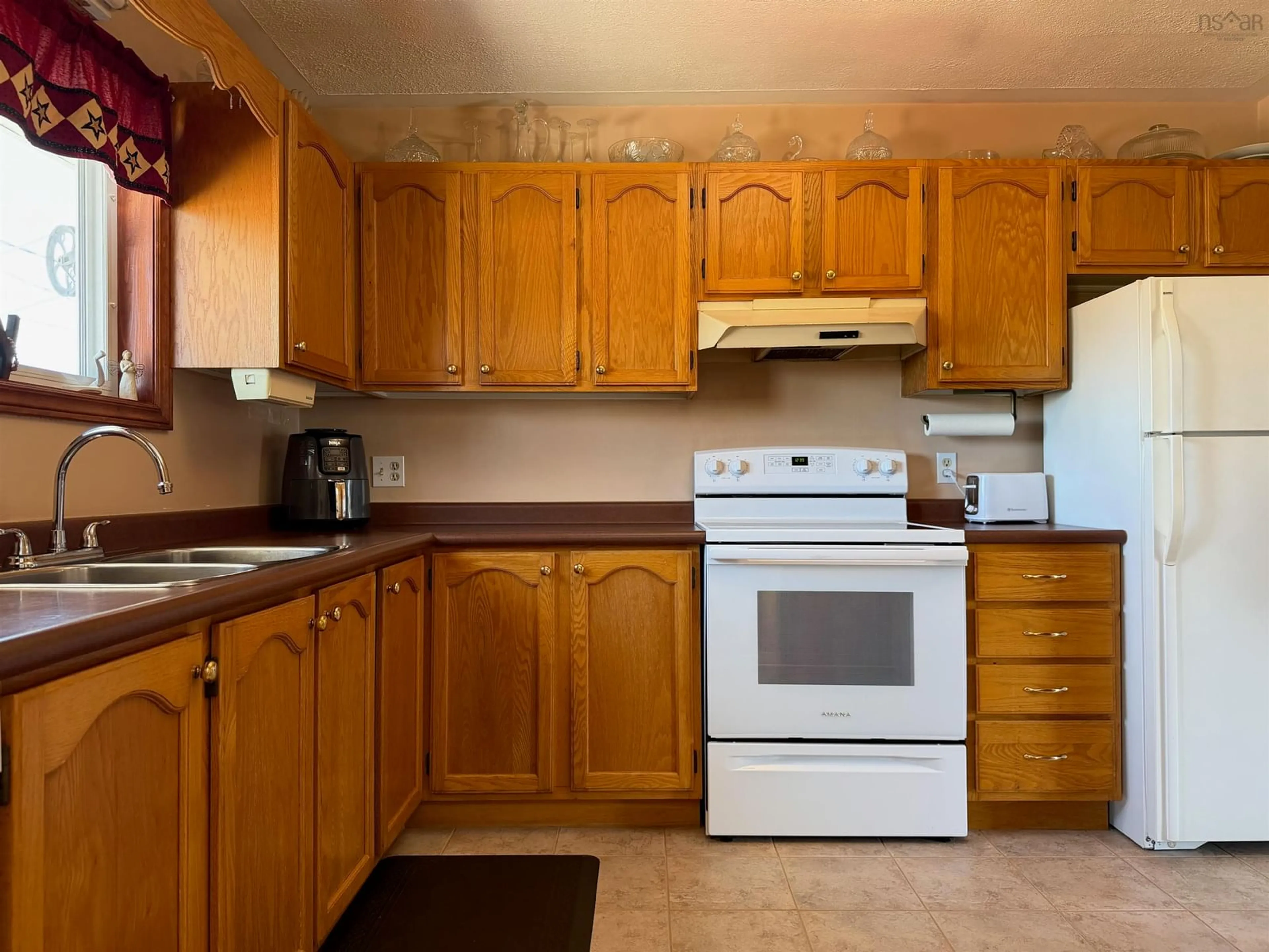 Standard kitchen, unknown for 40 James St, Yarmouth Nova Scotia B5A 4M5
