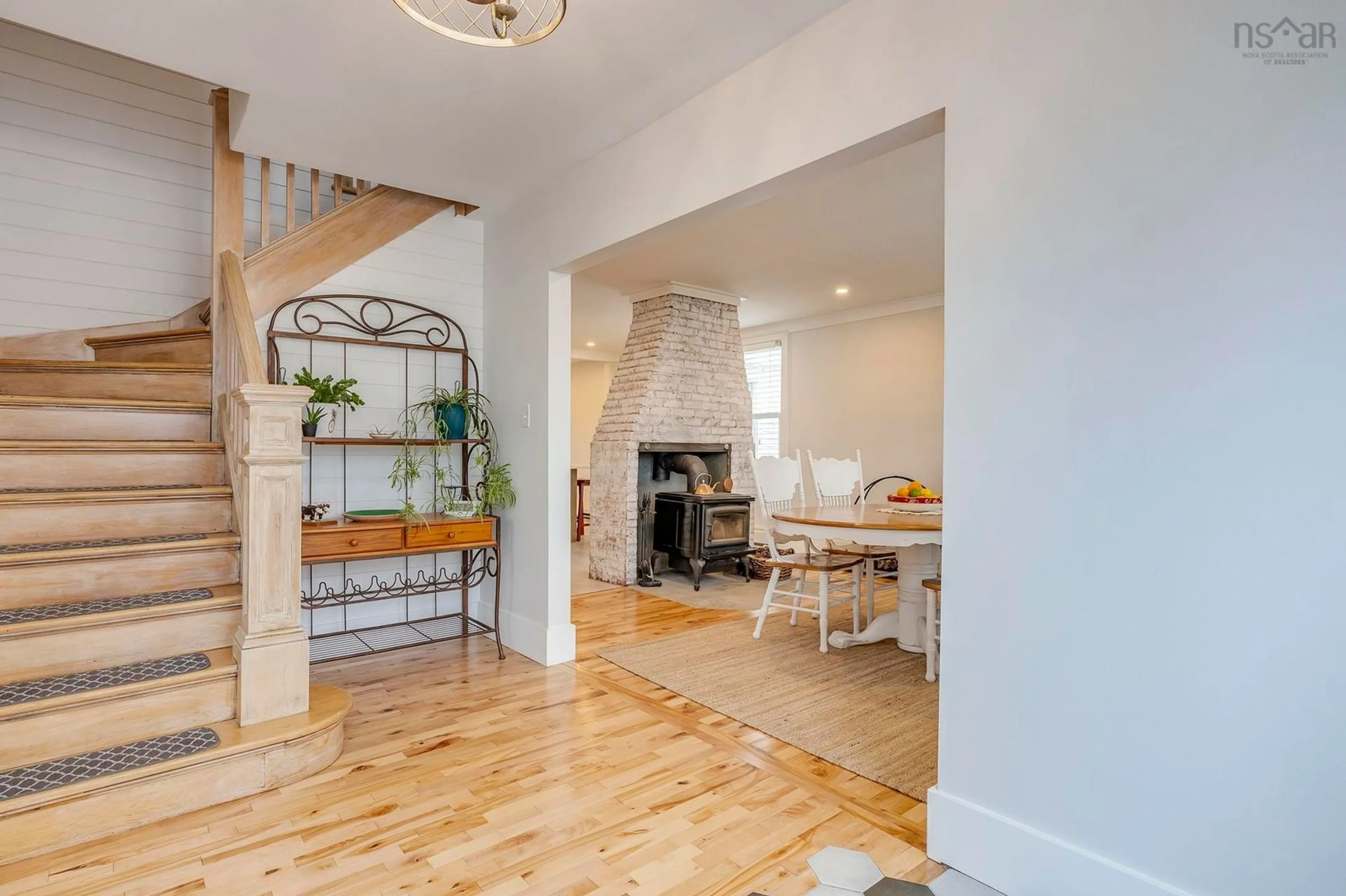 Indoor entryway for 2486 Highway 1 Hwy, Aylesford Nova Scotia B0P 1C0