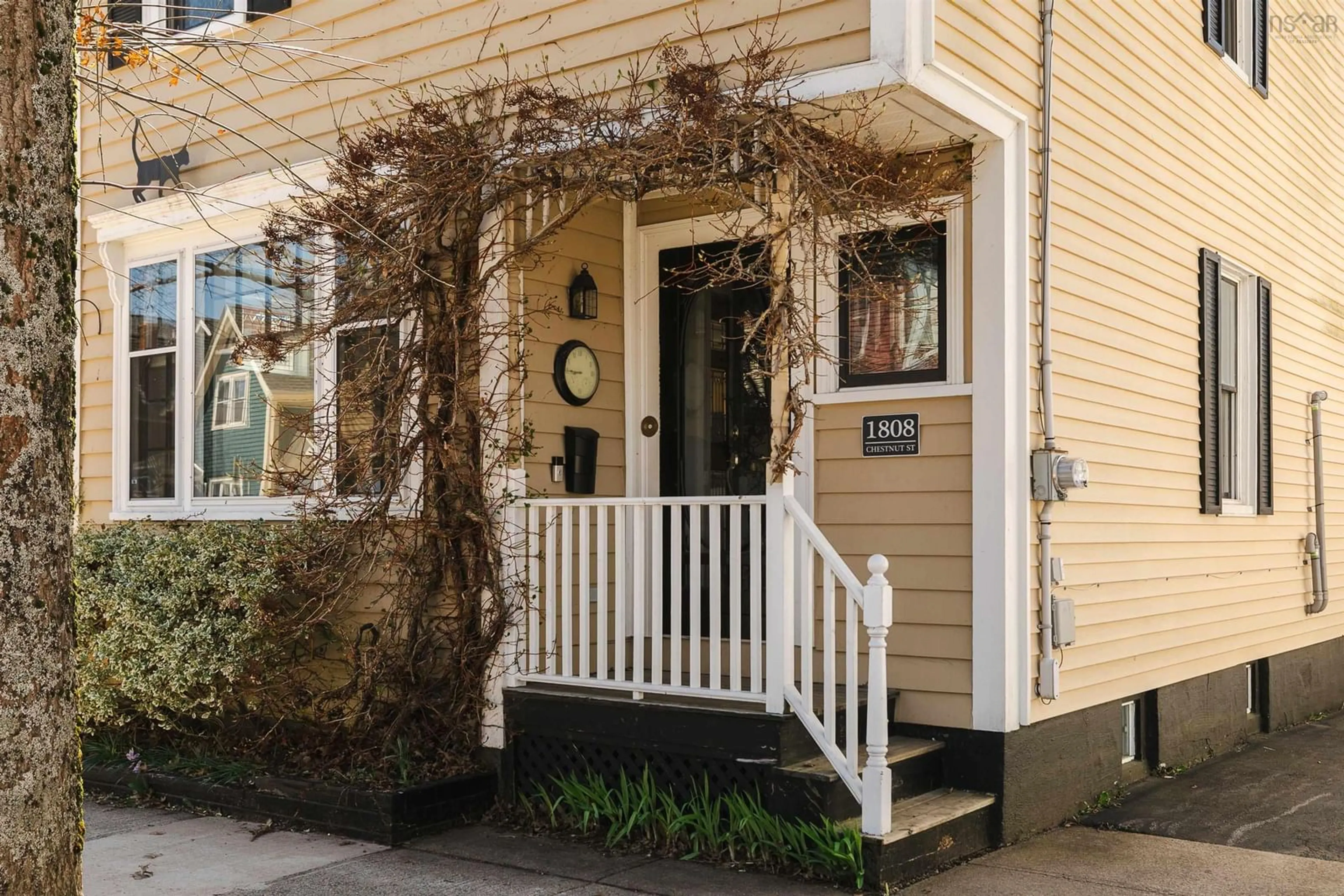 Indoor entryway for 1808 Chestnut St, Halifax Nova Scotia B3H 3T8