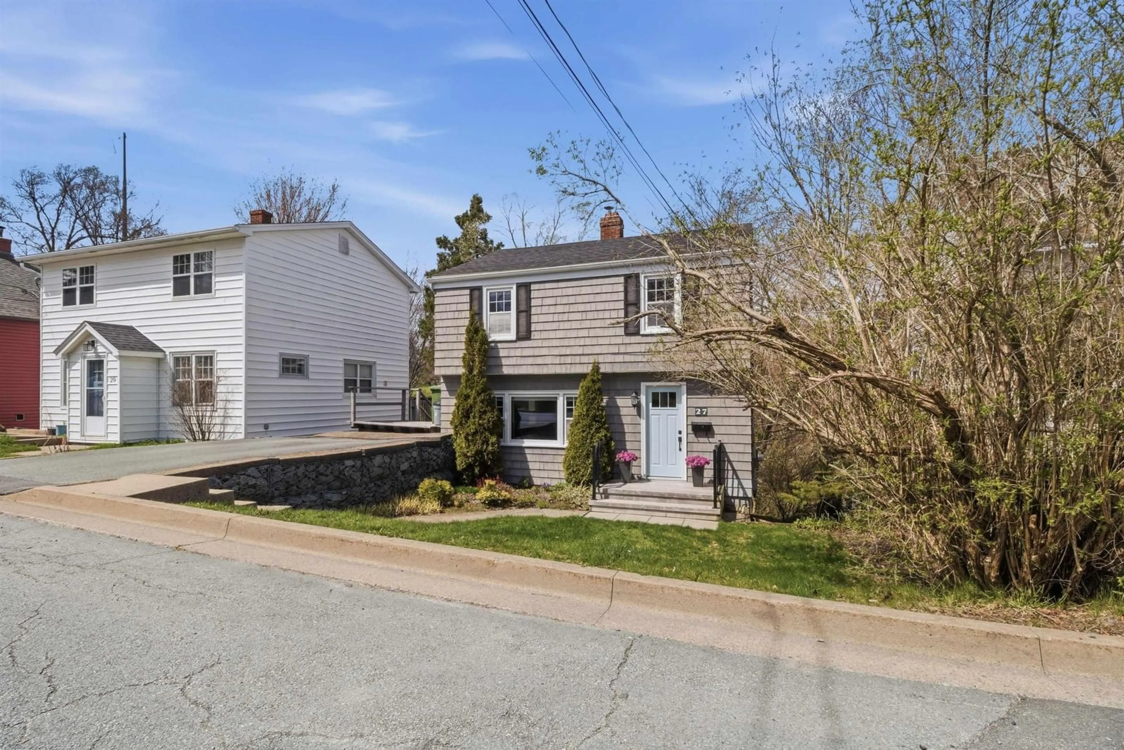 A pic from outside/outdoor area/front of a property/back of a property/a pic from drone, street for 27 Springvale Ave, Halifax Nova Scotia B3N 2A3