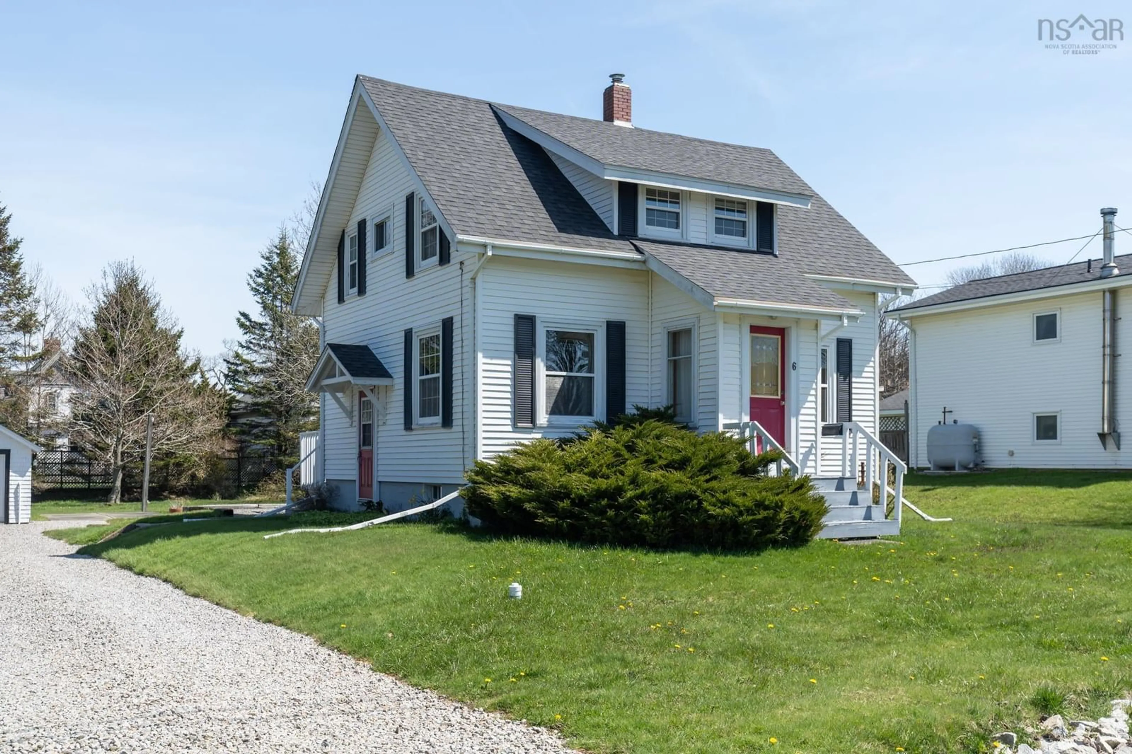 Home with vinyl exterior material, street for 6 Huntington St, Yarmouth Nova Scotia B5A 2R9