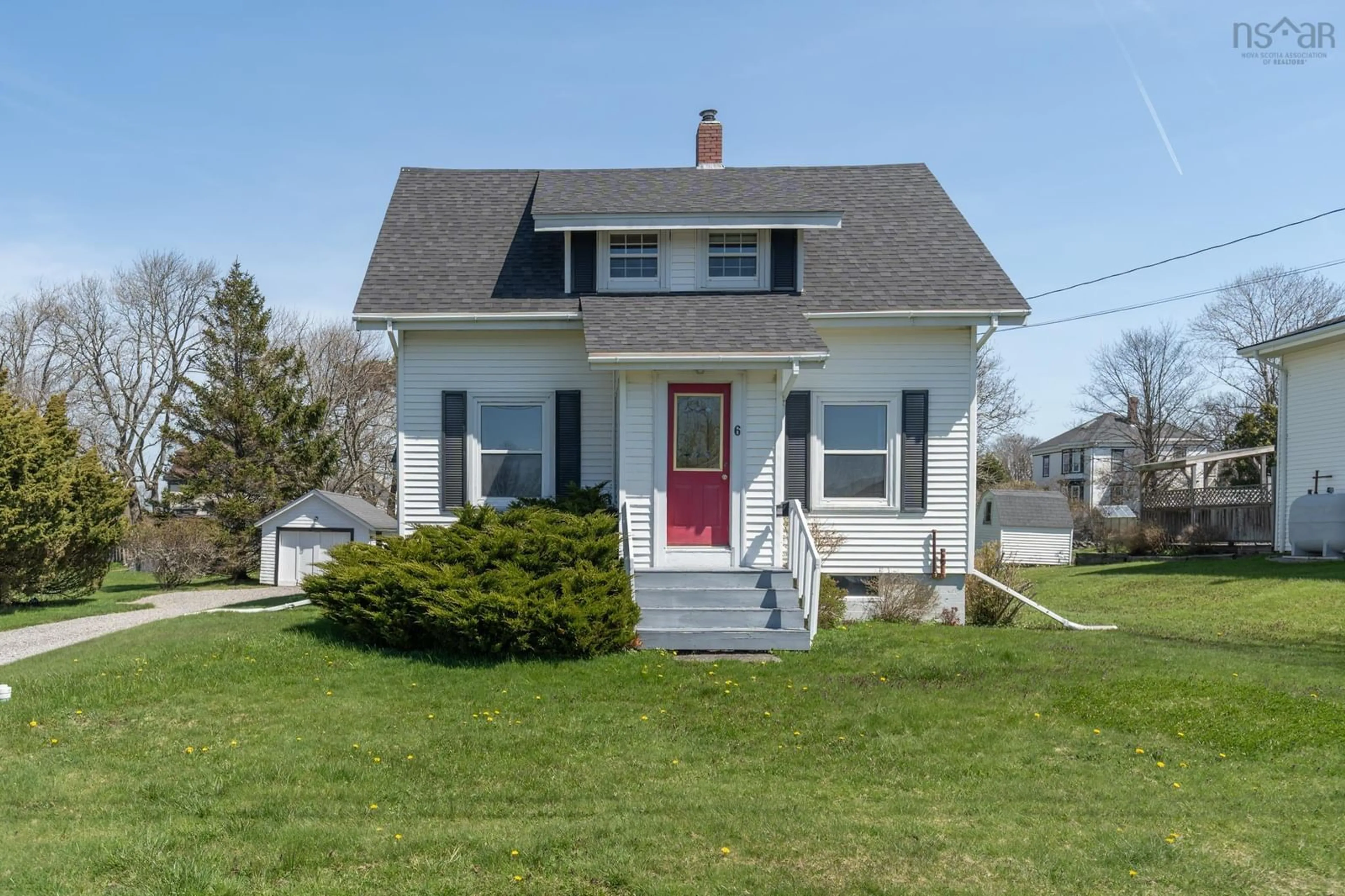Home with vinyl exterior material, street for 6 Huntington St, Yarmouth Nova Scotia B5A 2R9