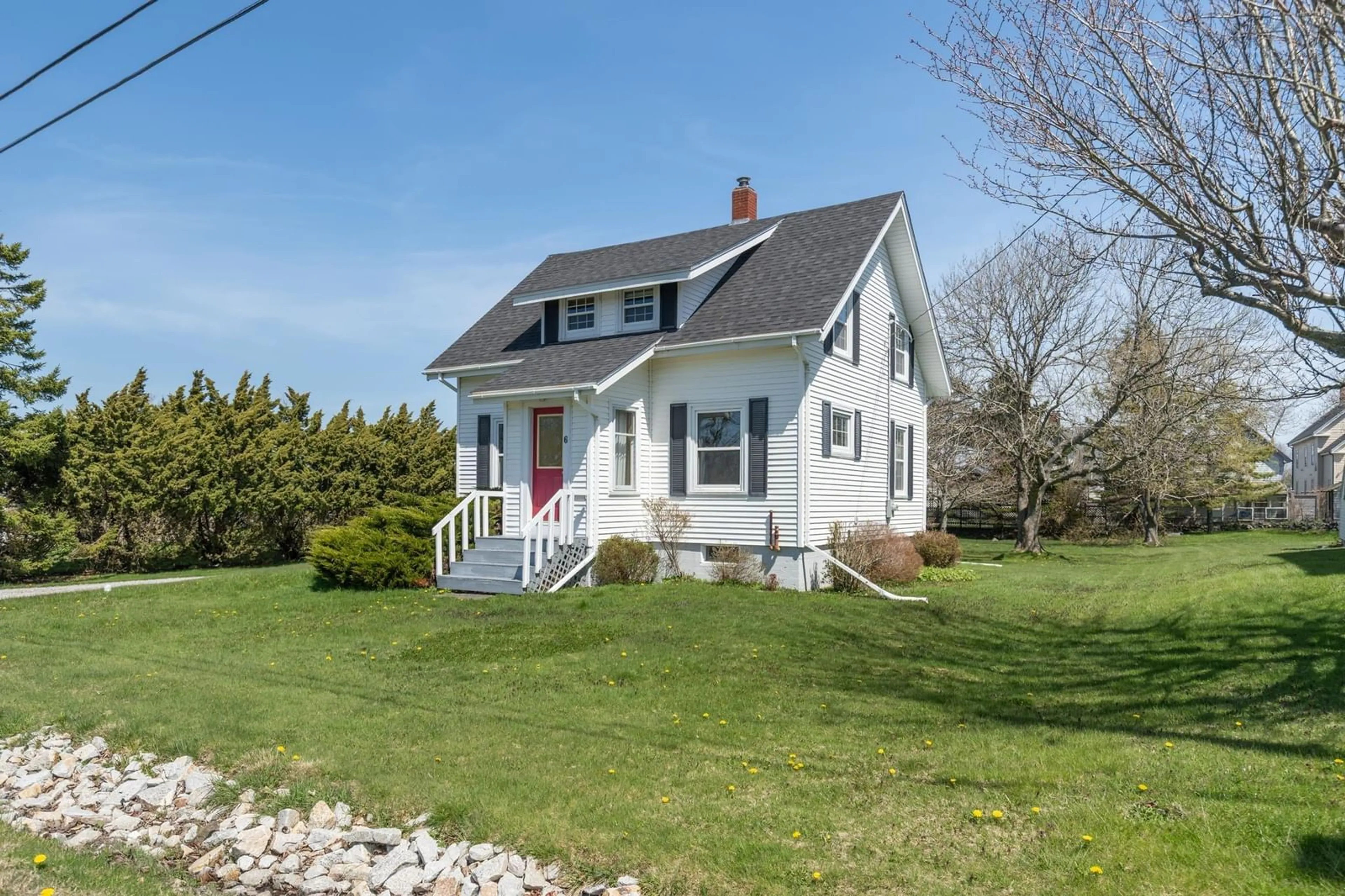 Home with vinyl exterior material, street for 6 Huntington St, Yarmouth Nova Scotia B5A 2R9