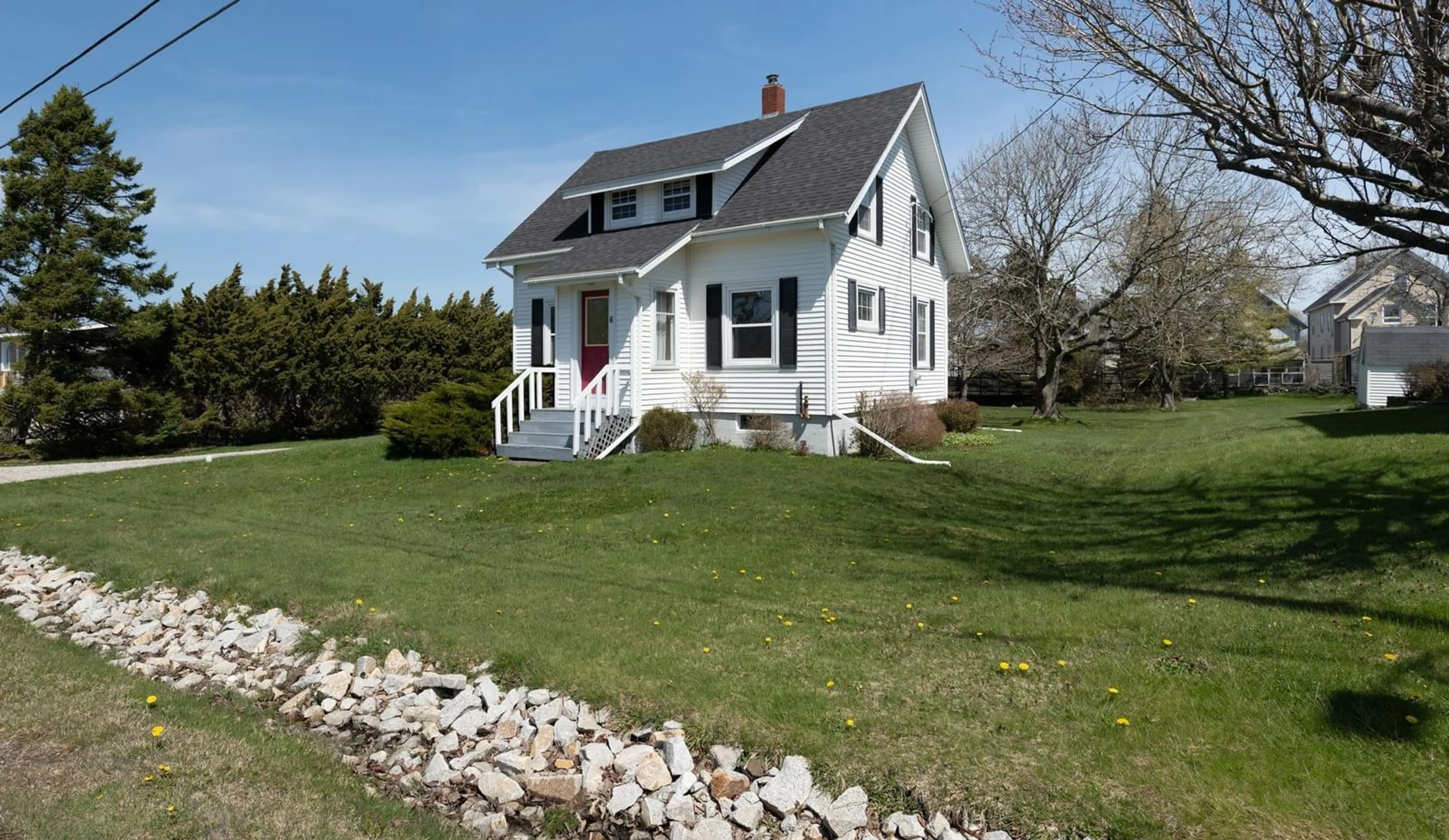 Home with vinyl exterior material, street for 6 Huntington St, Yarmouth Nova Scotia B5A 2R9