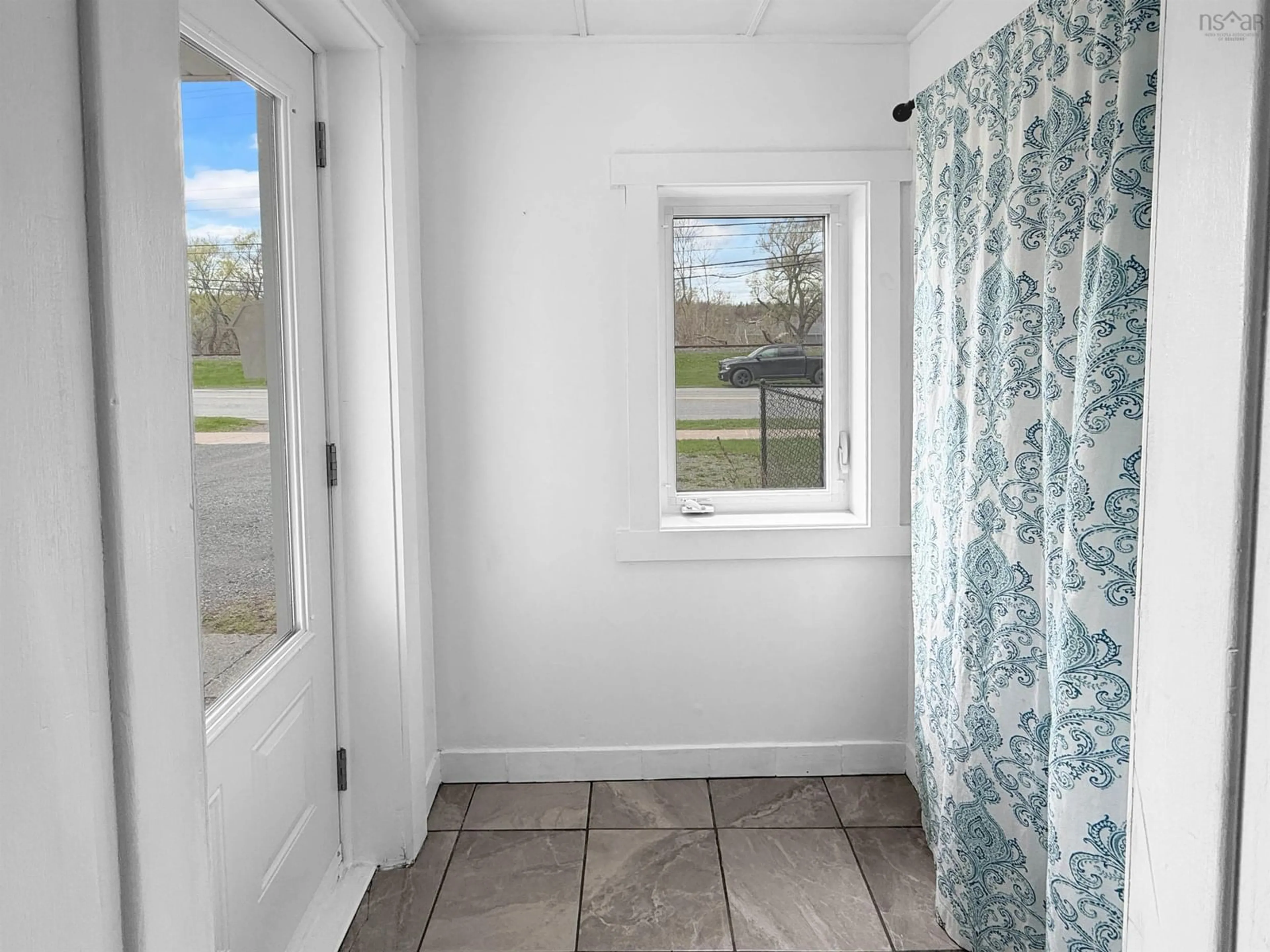 Indoor entryway for 284 North Provost St, New Glasgow Nova Scotia B2H 2P1