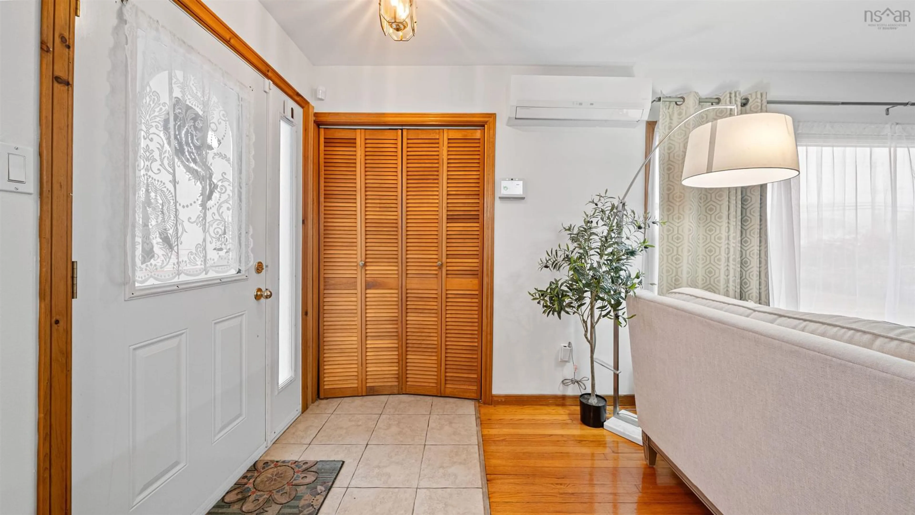 Indoor entryway for 187 Caldwell Rd, Cole Harbour Nova Scotia B2V 1J5