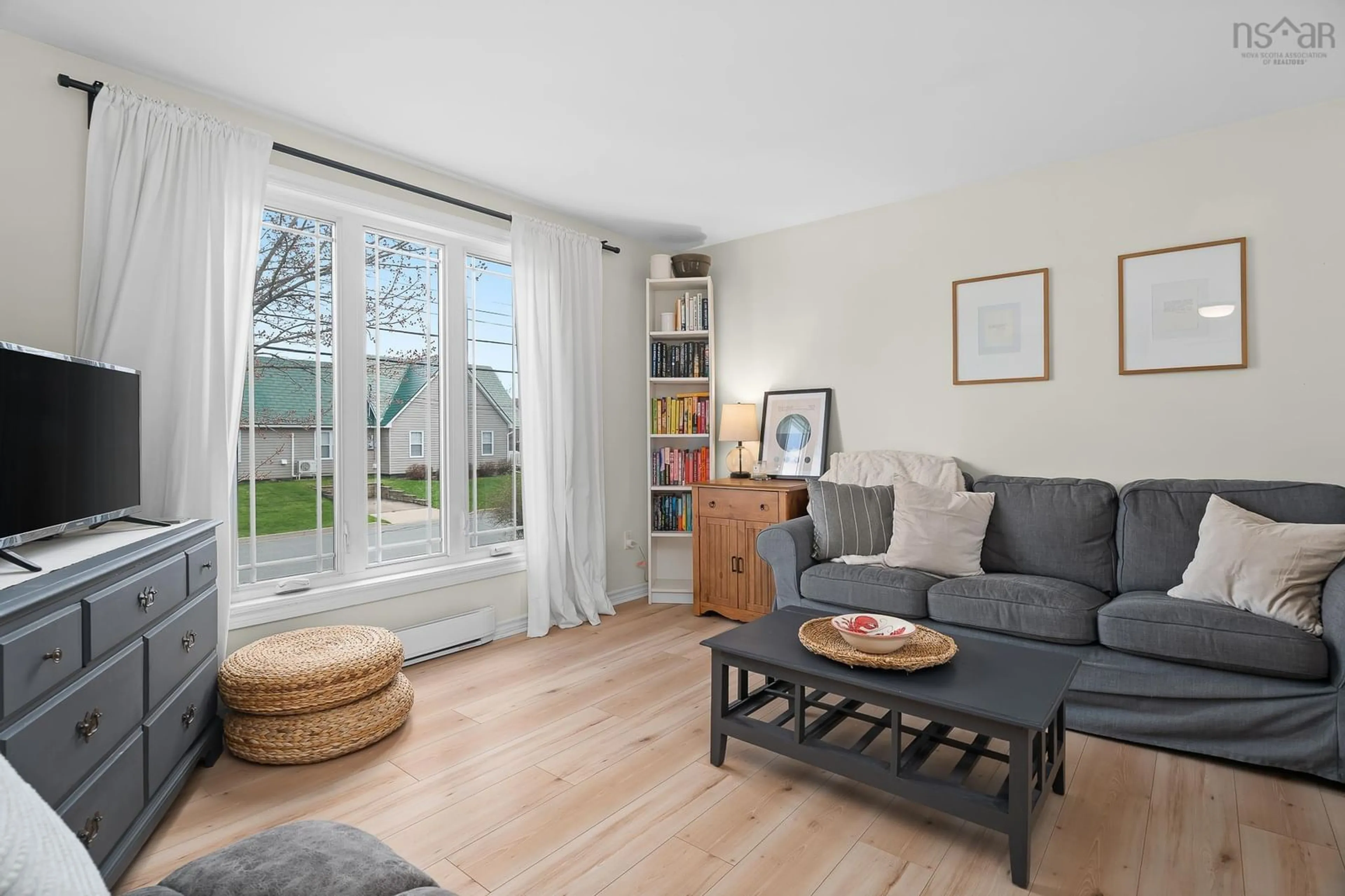 Living room with furniture, wood/laminate floor for 3 Sarah Cres, Dartmouth Nova Scotia B2W 4Z2