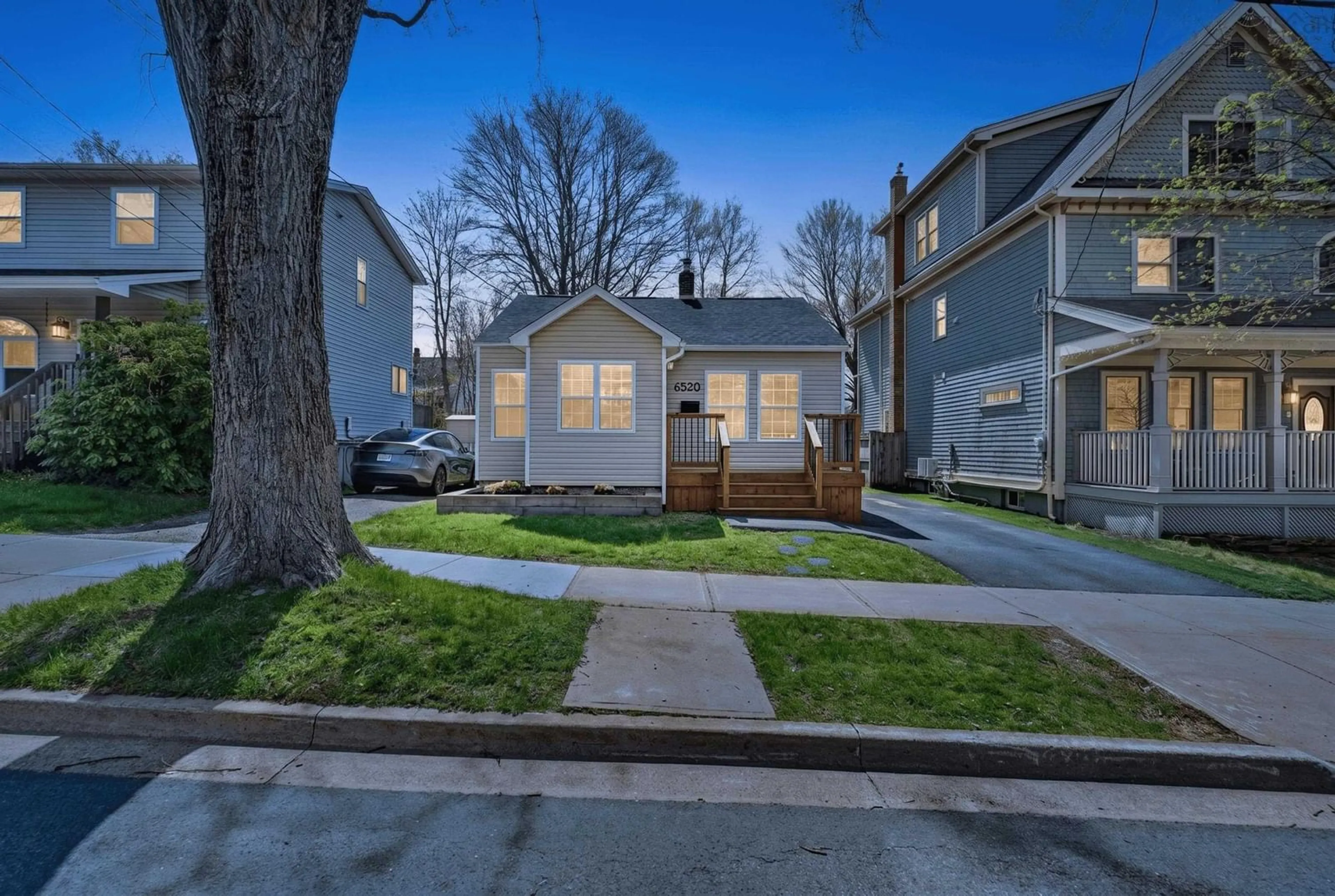 A pic from outside/outdoor area/front of a property/back of a property/a pic from drone, street for 6520 Roslyn Rd, Halifax Nova Scotia B3L 2M9