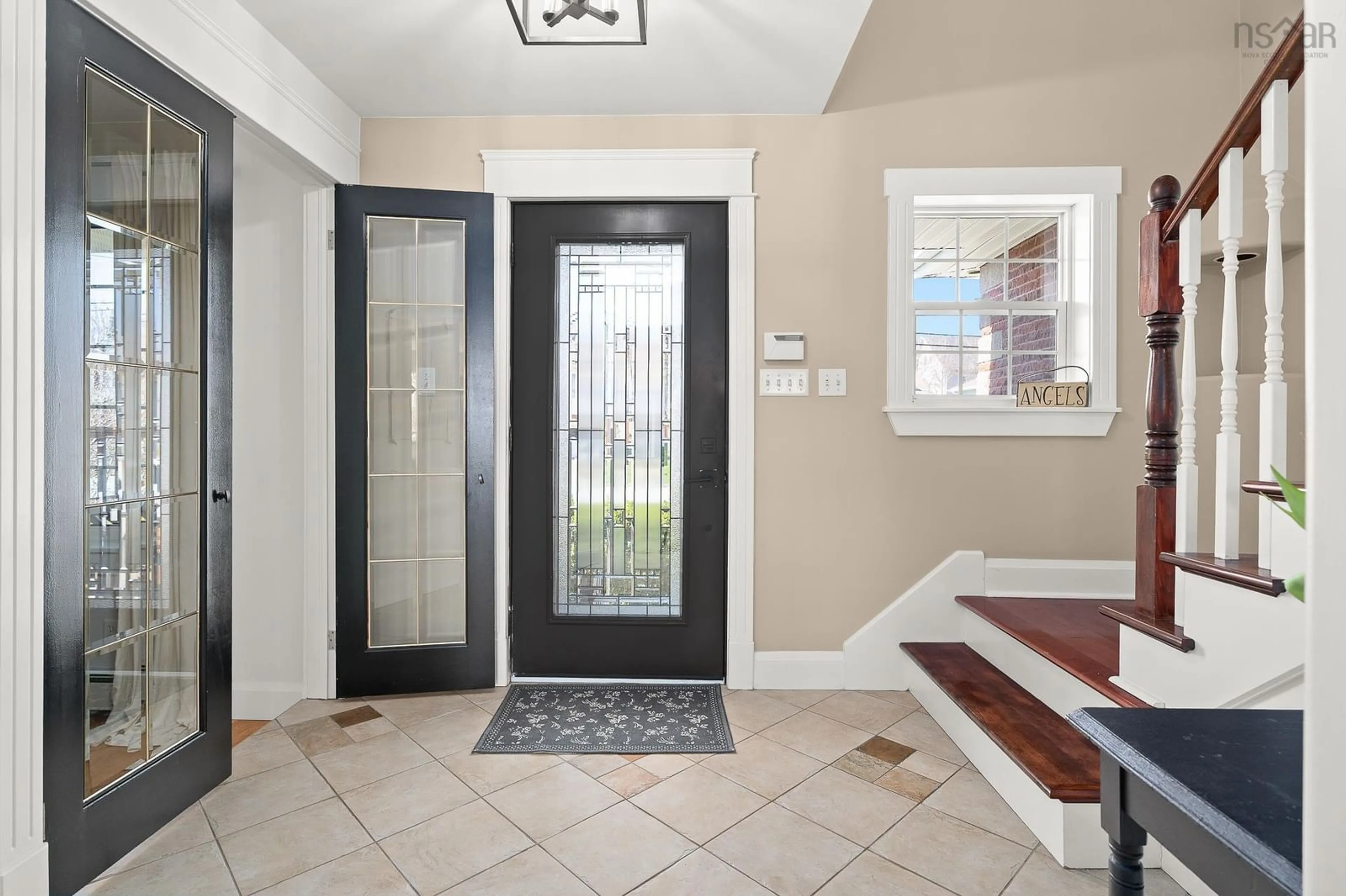 Indoor entryway for 60 Lakeridge Cres, Dartmouth Nova Scotia B2V 2W3