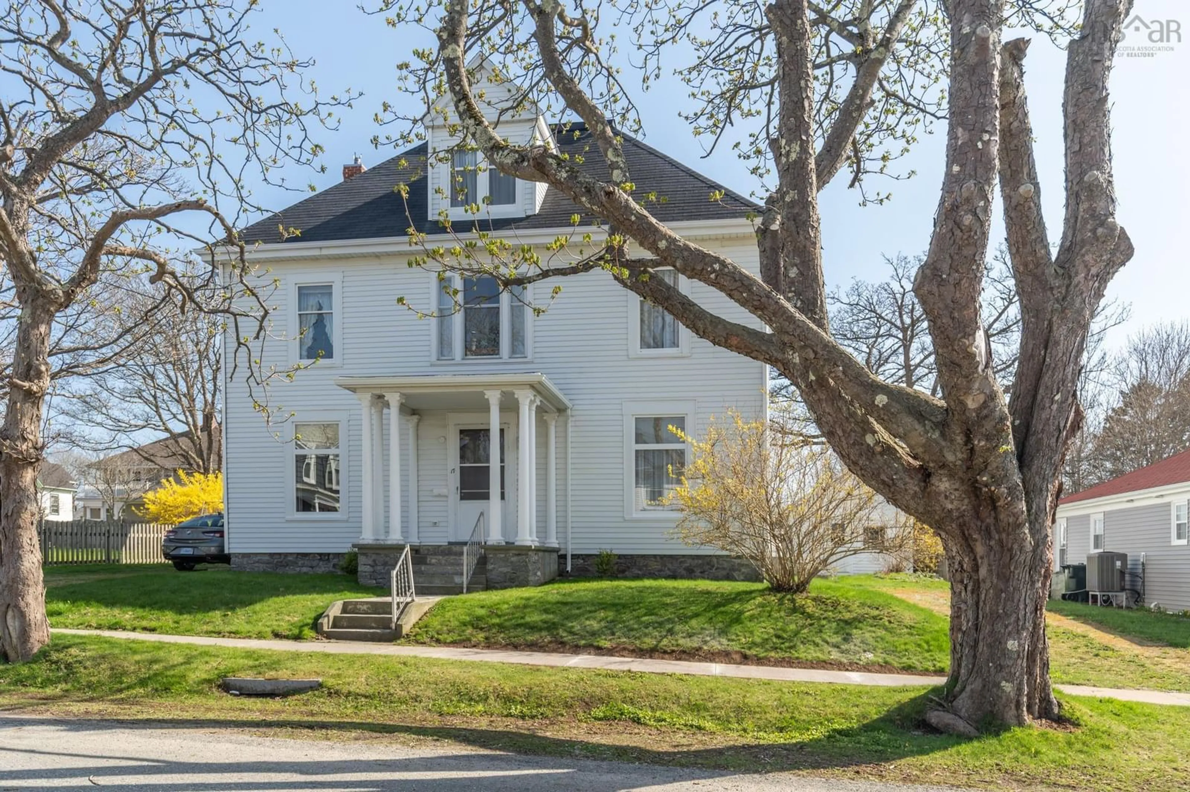 Unknown for 17 Porter St, Yarmouth Nova Scotia B5A 2Y7