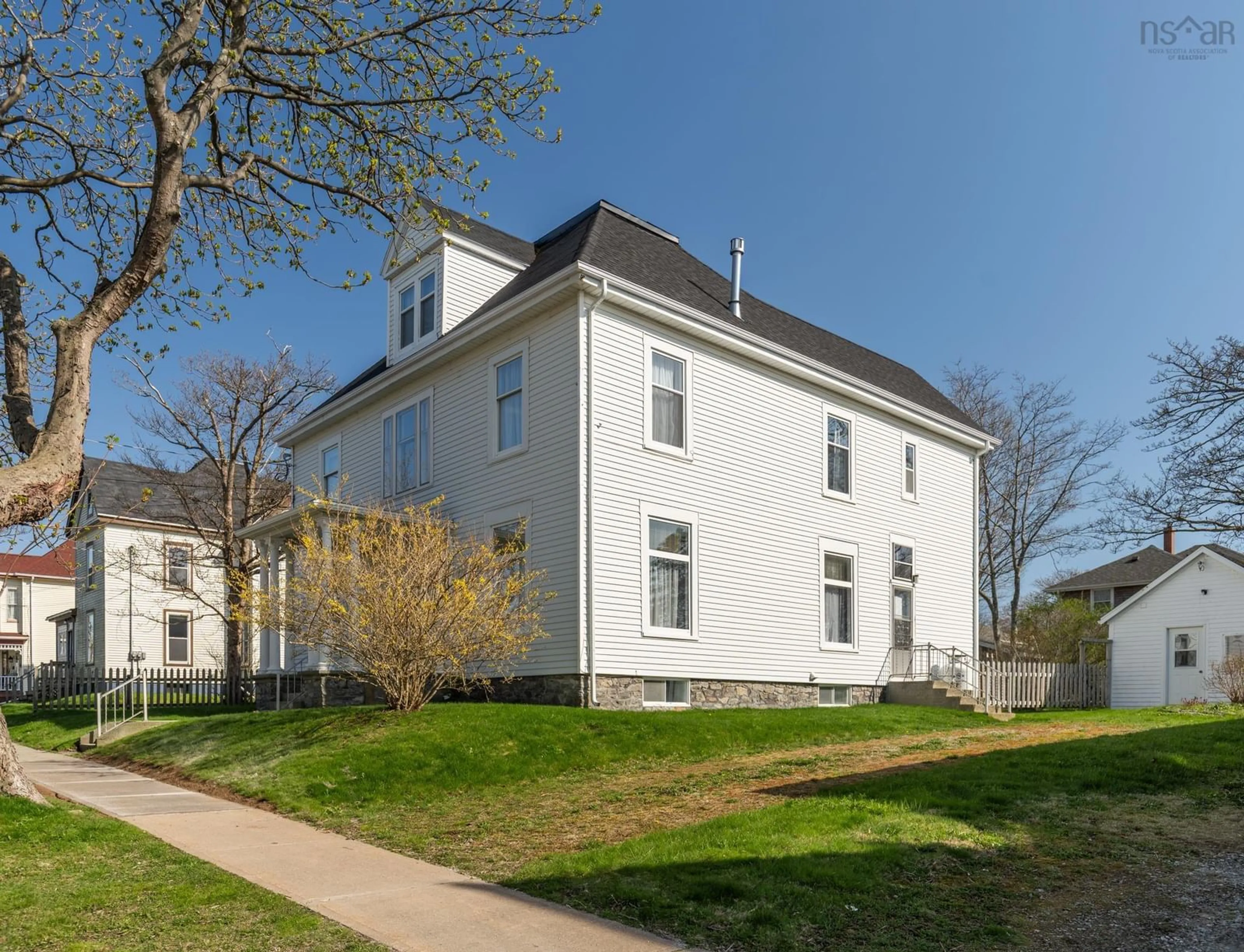 Unknown for 17 Porter St, Yarmouth Nova Scotia B5A 2Y7