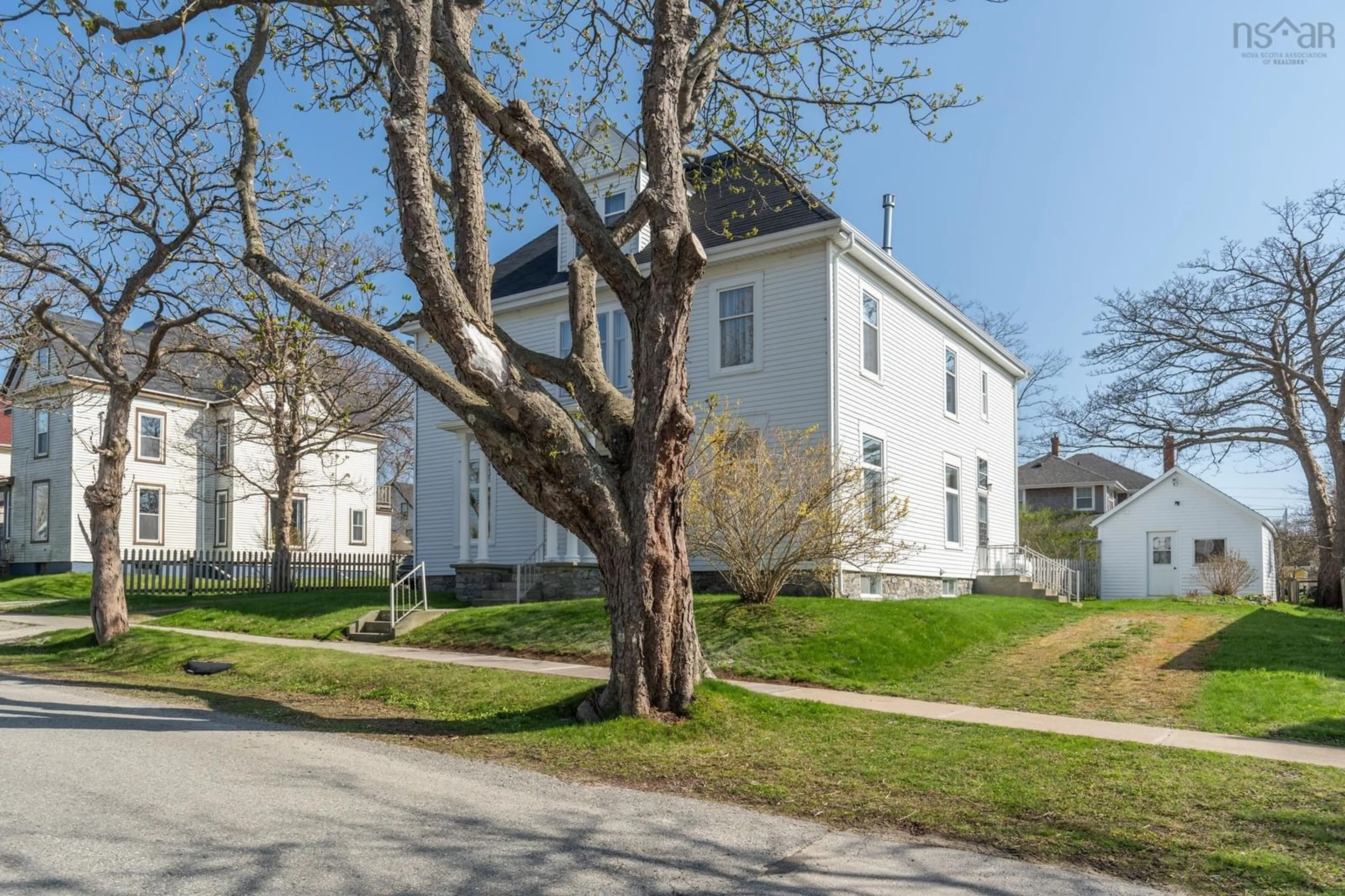 A pic from outside/outdoor area/front of a property/back of a property/a pic from drone, street for 17 Porter St, Yarmouth Nova Scotia B5A 2Y7