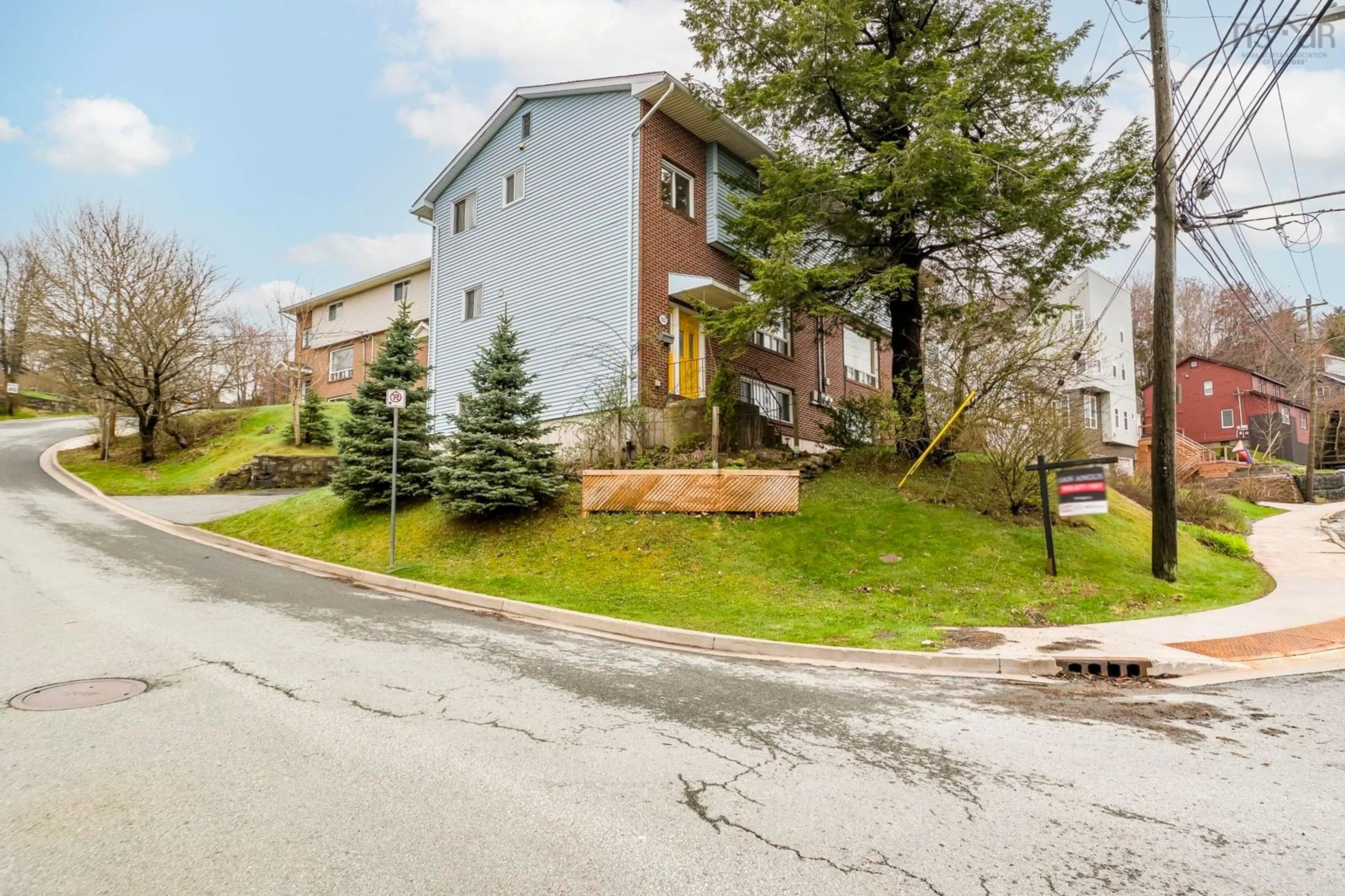 A pic from outside/outdoor area/front of a property/back of a property/a pic from drone, street for 562 St. Margarets Bay Rd, Halifax Nova Scotia B3N 1K7