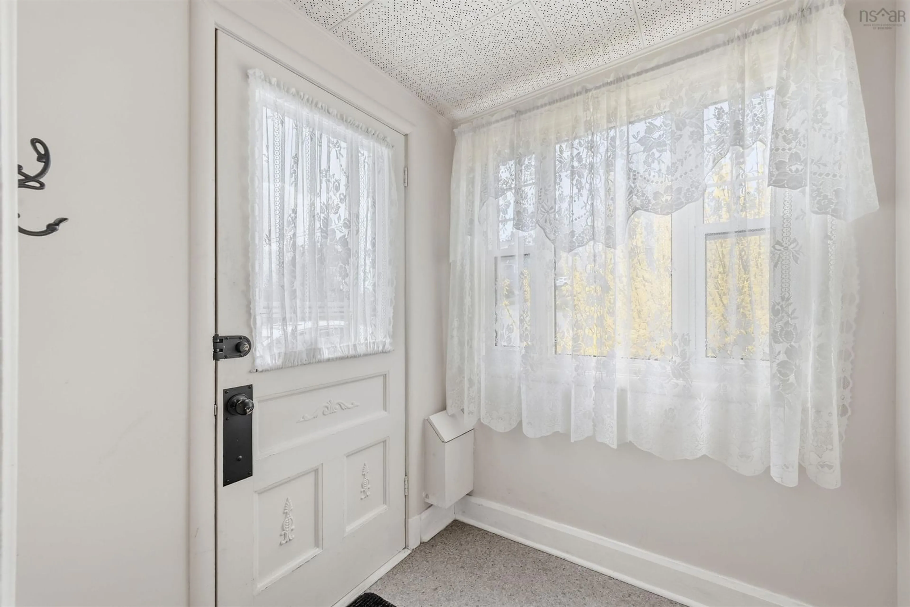 Indoor entryway for 241 Johnstone Ave, Dartmouth Nova Scotia B2Y 2K8