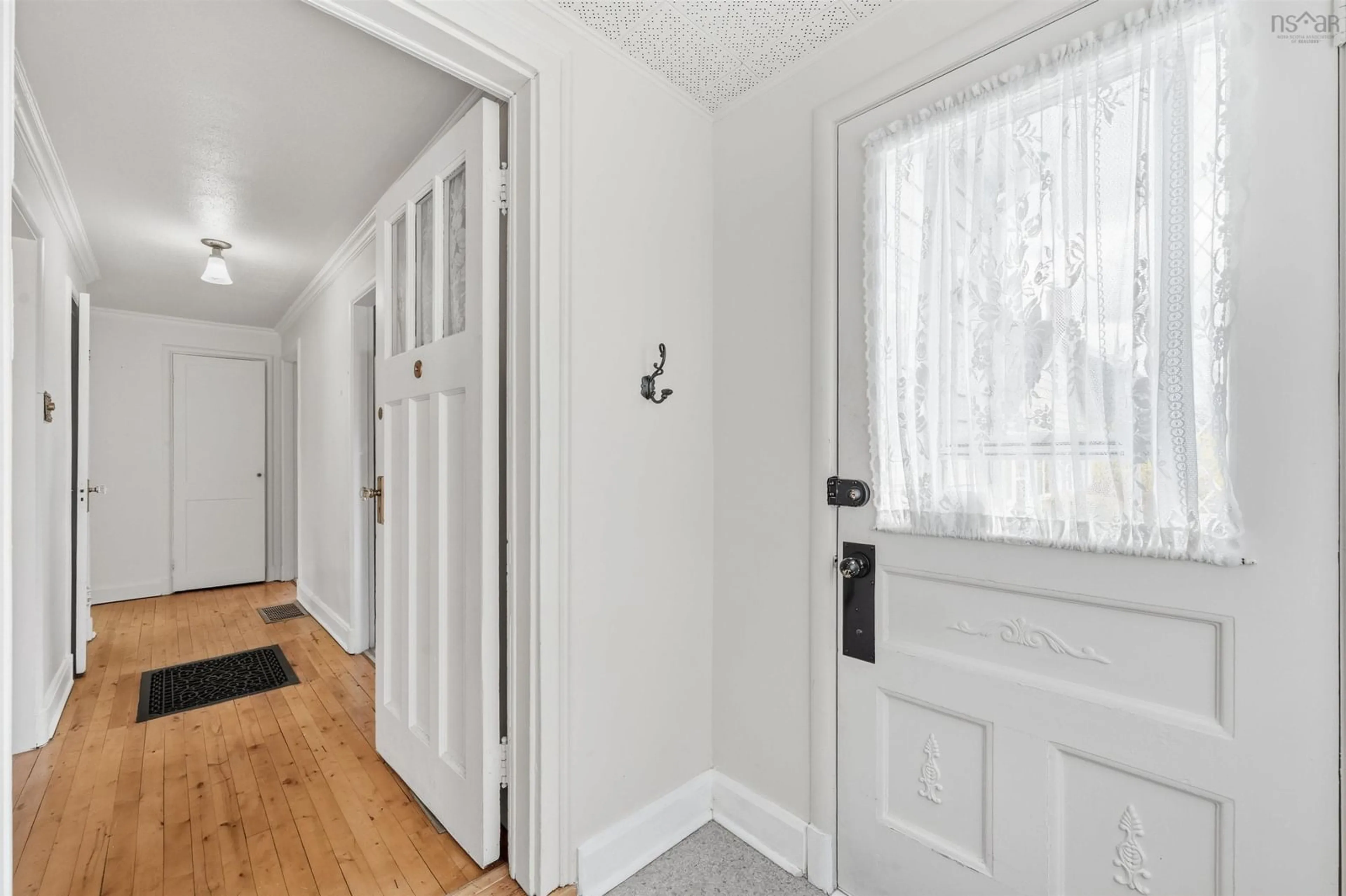 Indoor entryway for 241 Johnstone Ave, Dartmouth Nova Scotia B2Y 2K8