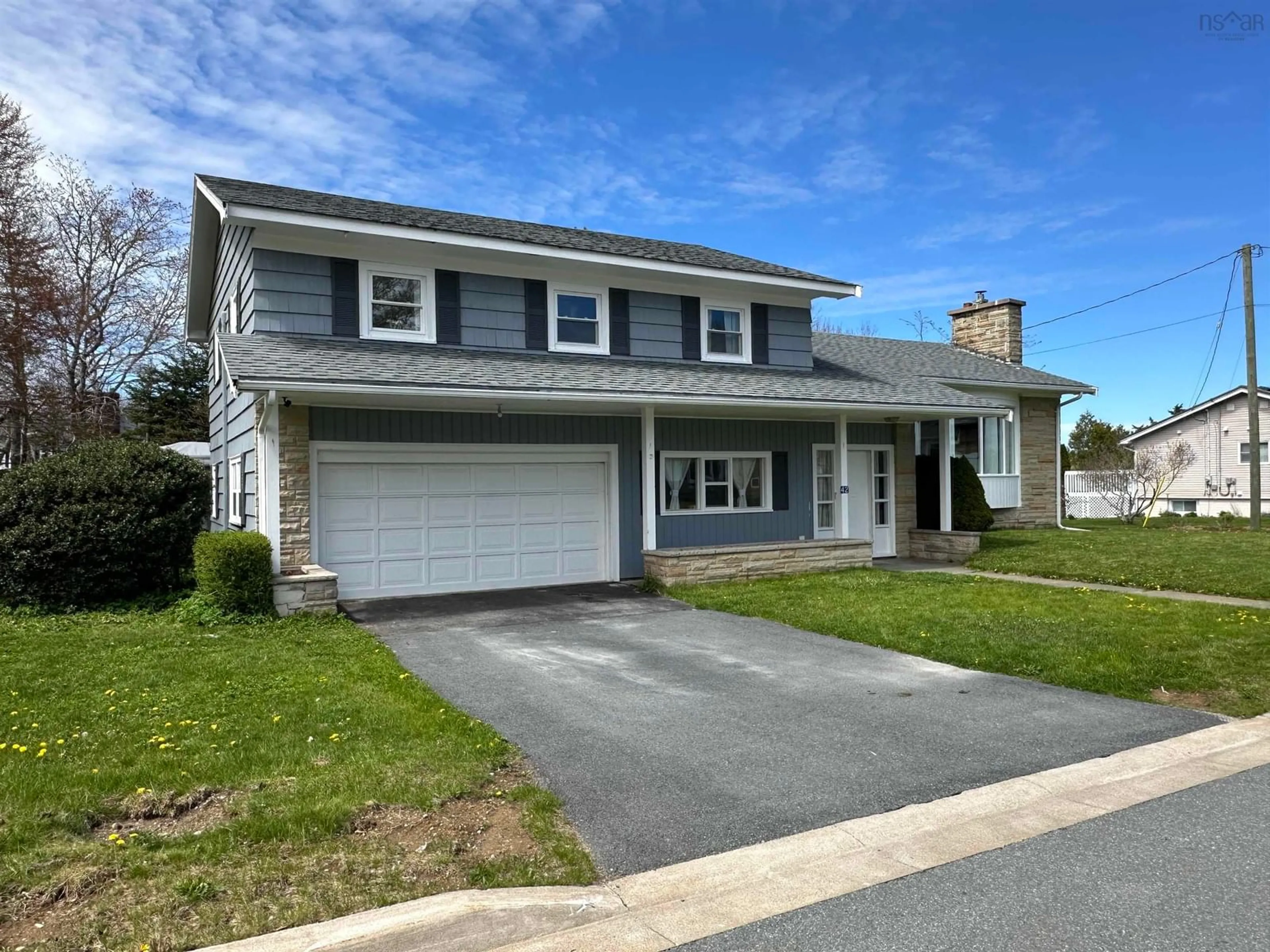 Home with vinyl exterior material, street for 42 William St, Liverpool Nova Scotia B0T 1K0