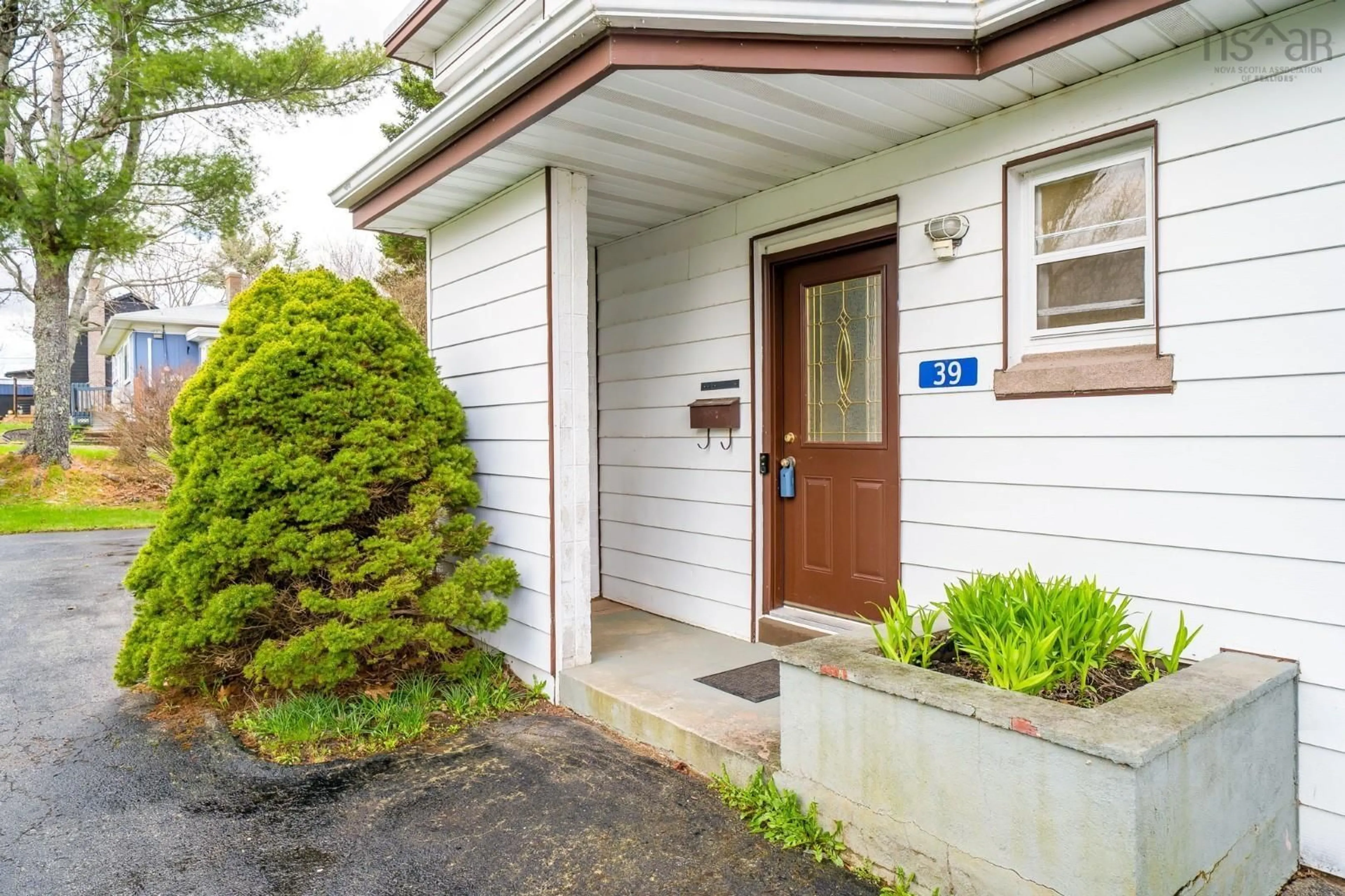 Indoor entryway for 39 Schultz St, Lower Sackville Nova Scotia B4C 1G7