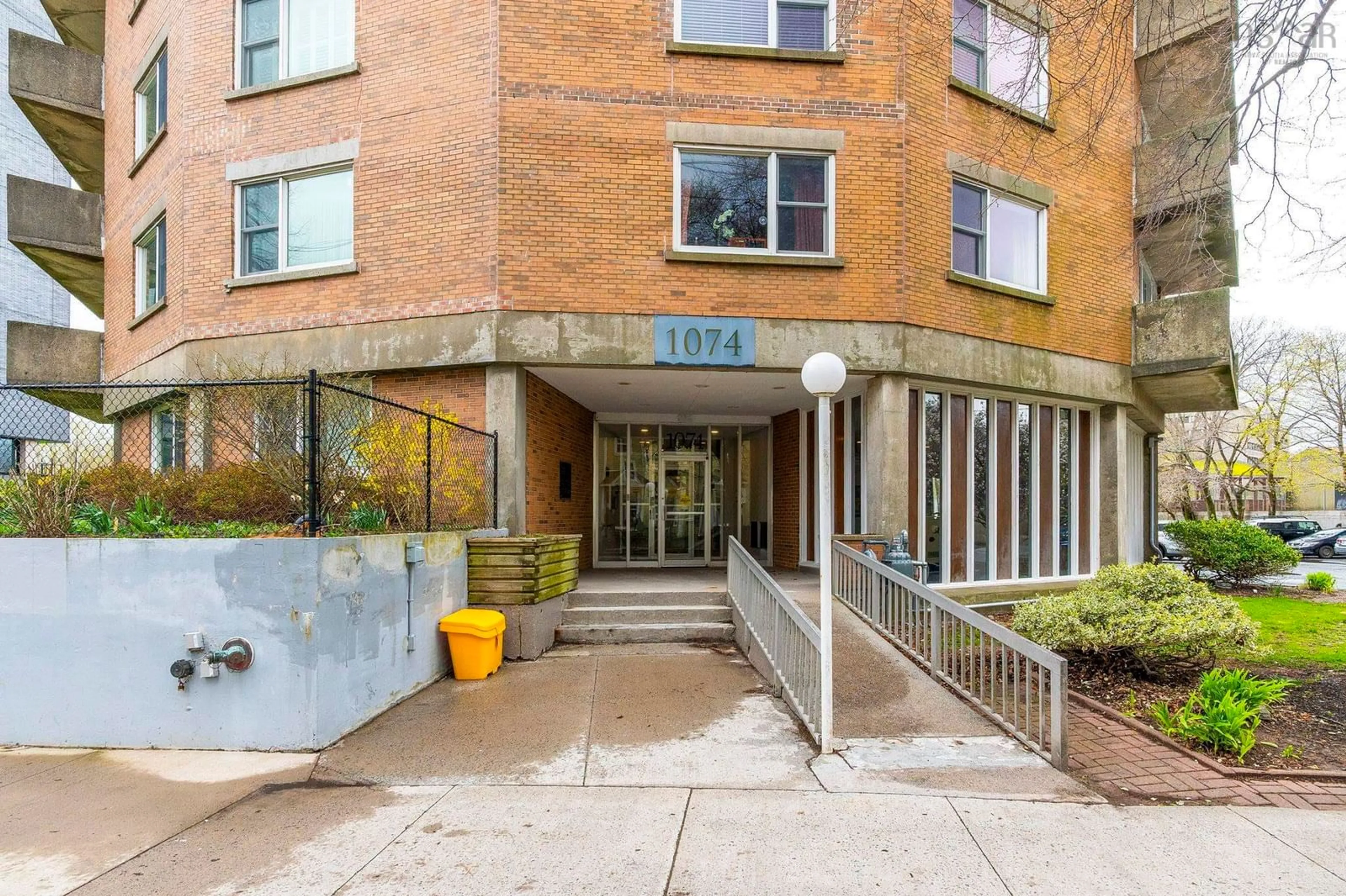 Indoor foyer for 1074 Wellington St #503, Halifax Nova Scotia B3H 2Z8