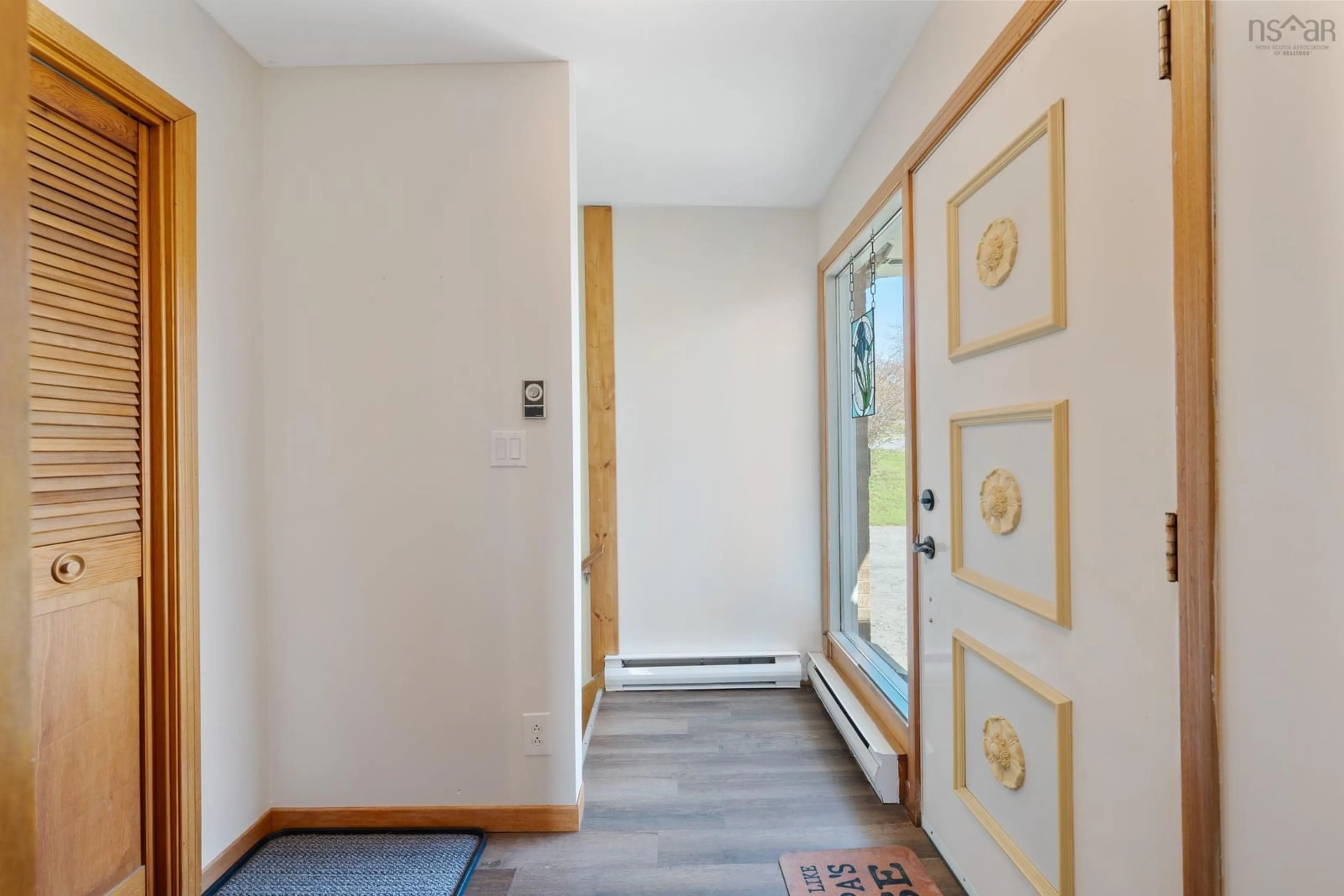 Indoor entryway for 18-20 Harbourview Dr, Yarmouth Nova Scotia B5A 4C3
