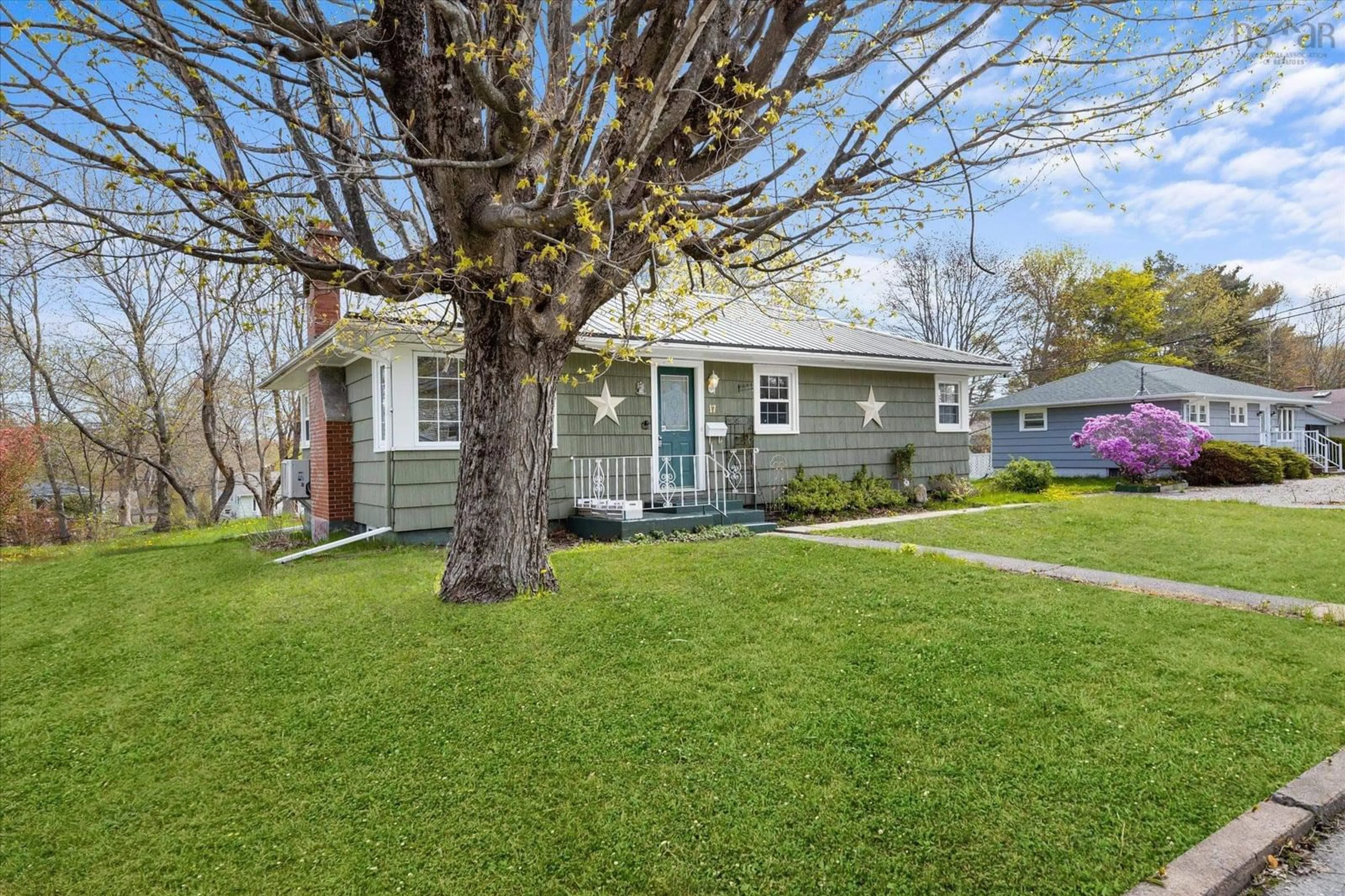 Home with vinyl exterior material, street for 17 Parkdale Ave, Bridgewater Nova Scotia B4V 1L8