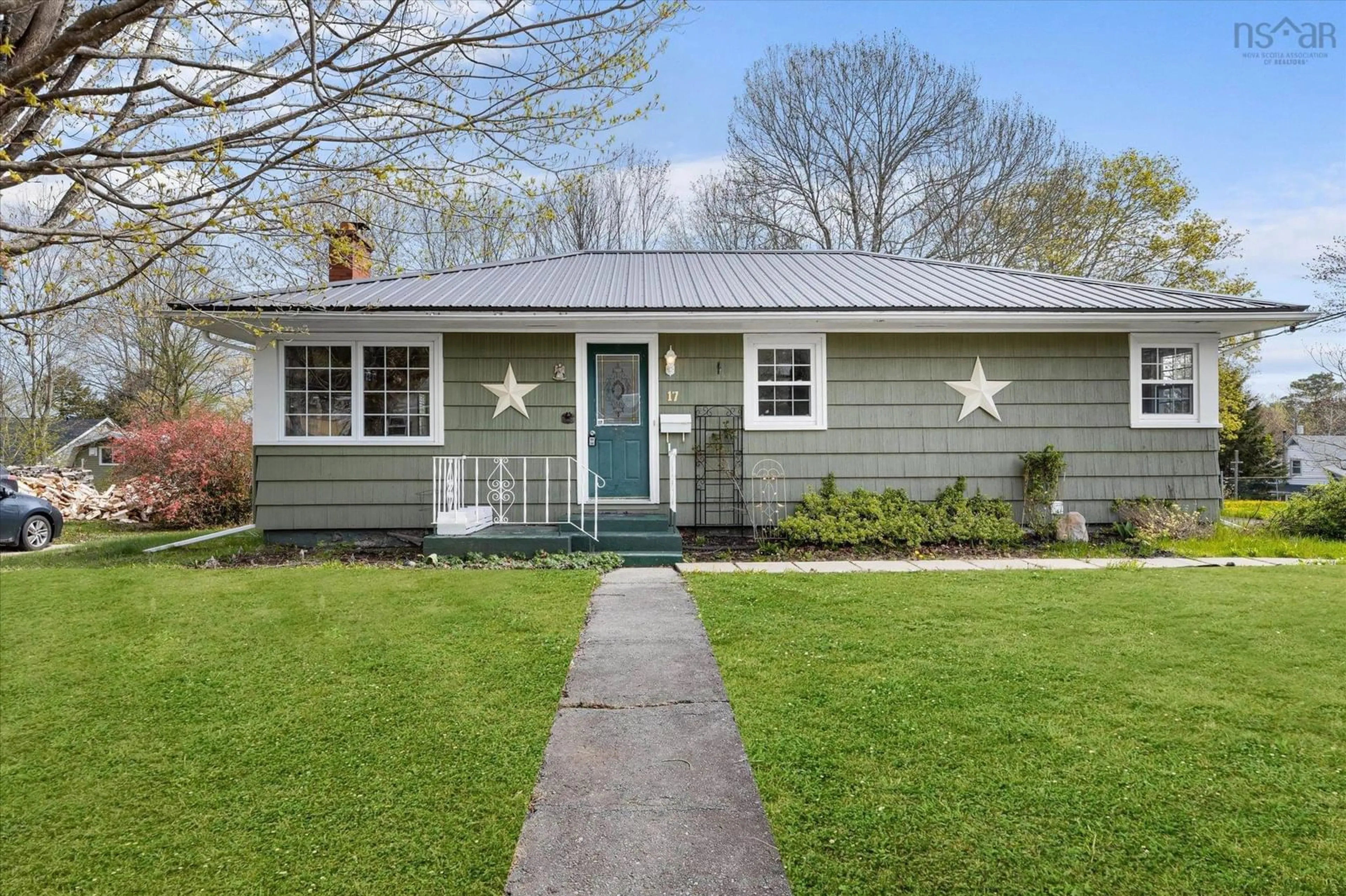 Home with vinyl exterior material, street for 17 Parkdale Ave, Bridgewater Nova Scotia B4V 1L8