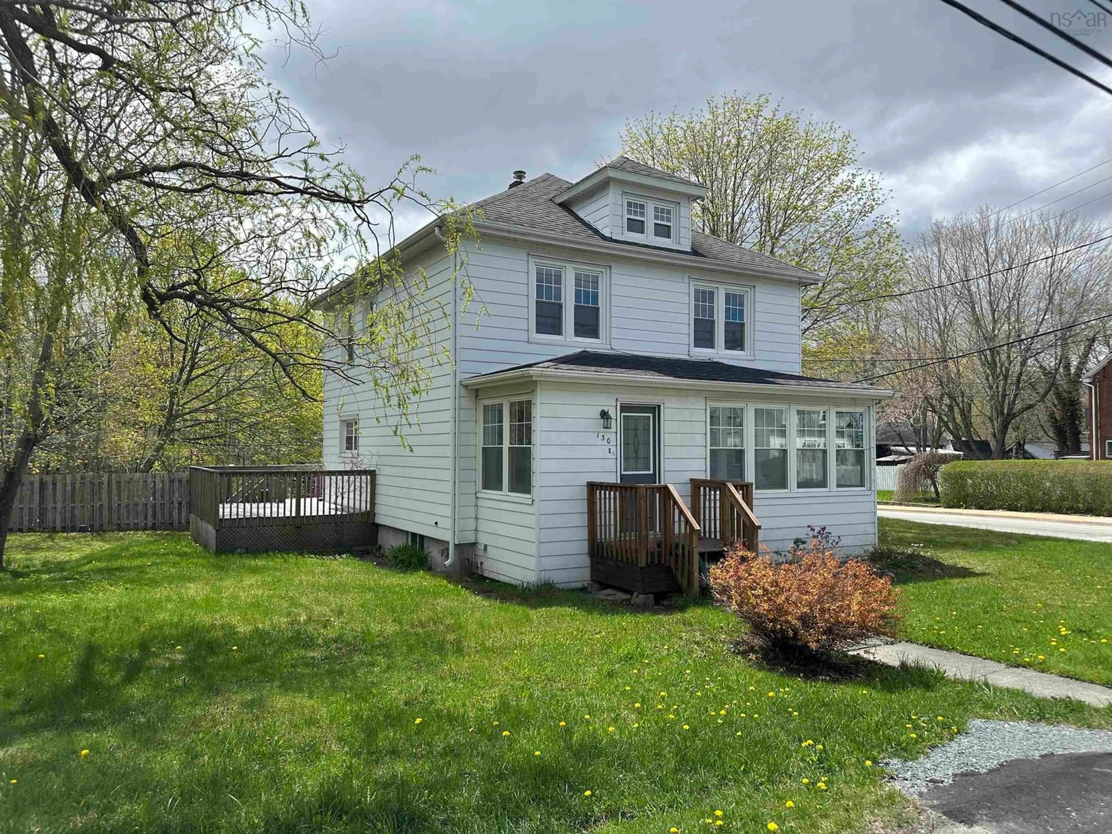 A pic from outside/outdoor area/front of a property/back of a property/a pic from drone, street for 130 School St, Liverpool Nova Scotia B0T 1K0