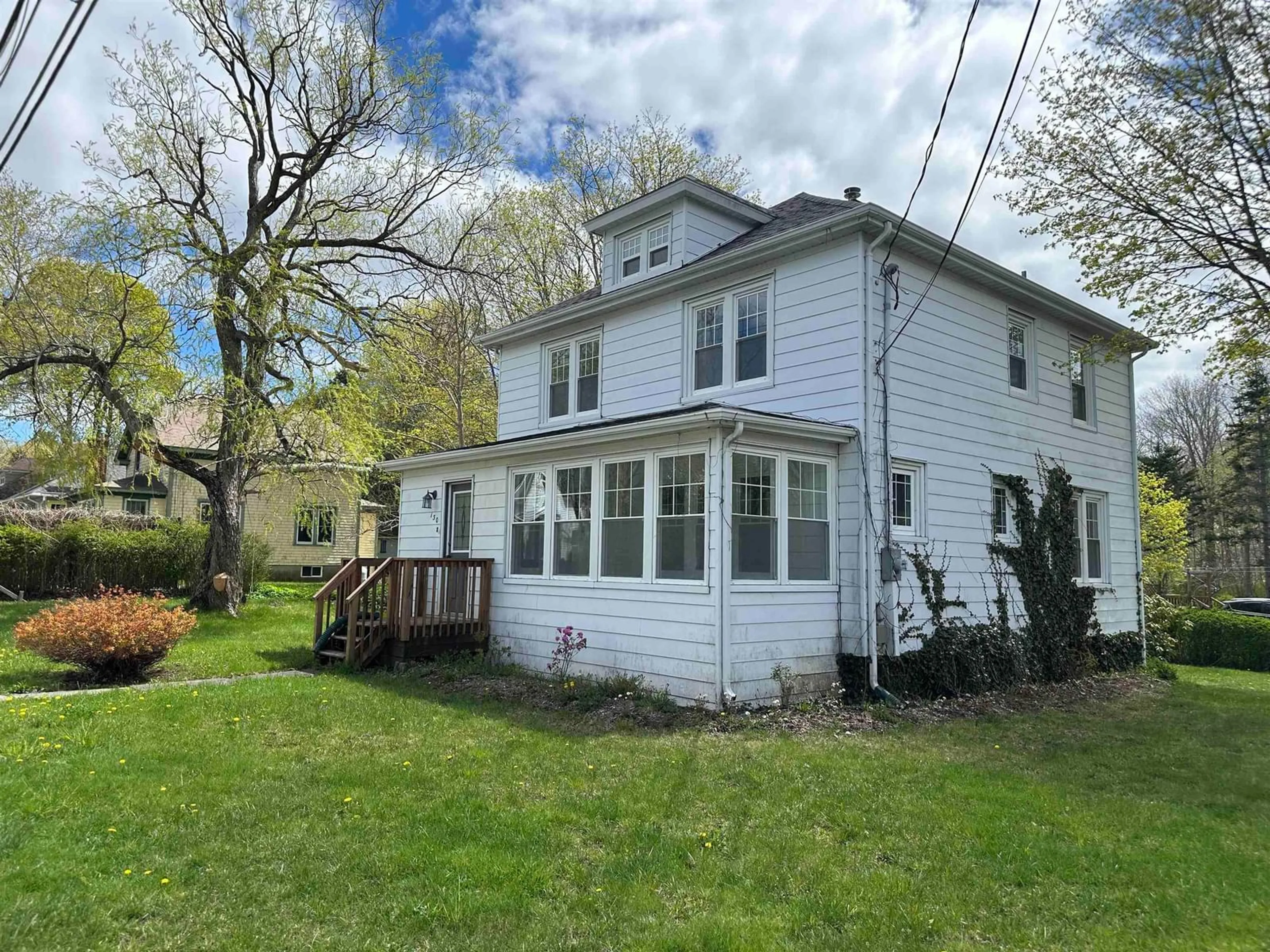 A pic from outside/outdoor area/front of a property/back of a property/a pic from drone, unknown for 130 School St, Liverpool Nova Scotia B0T 1K0