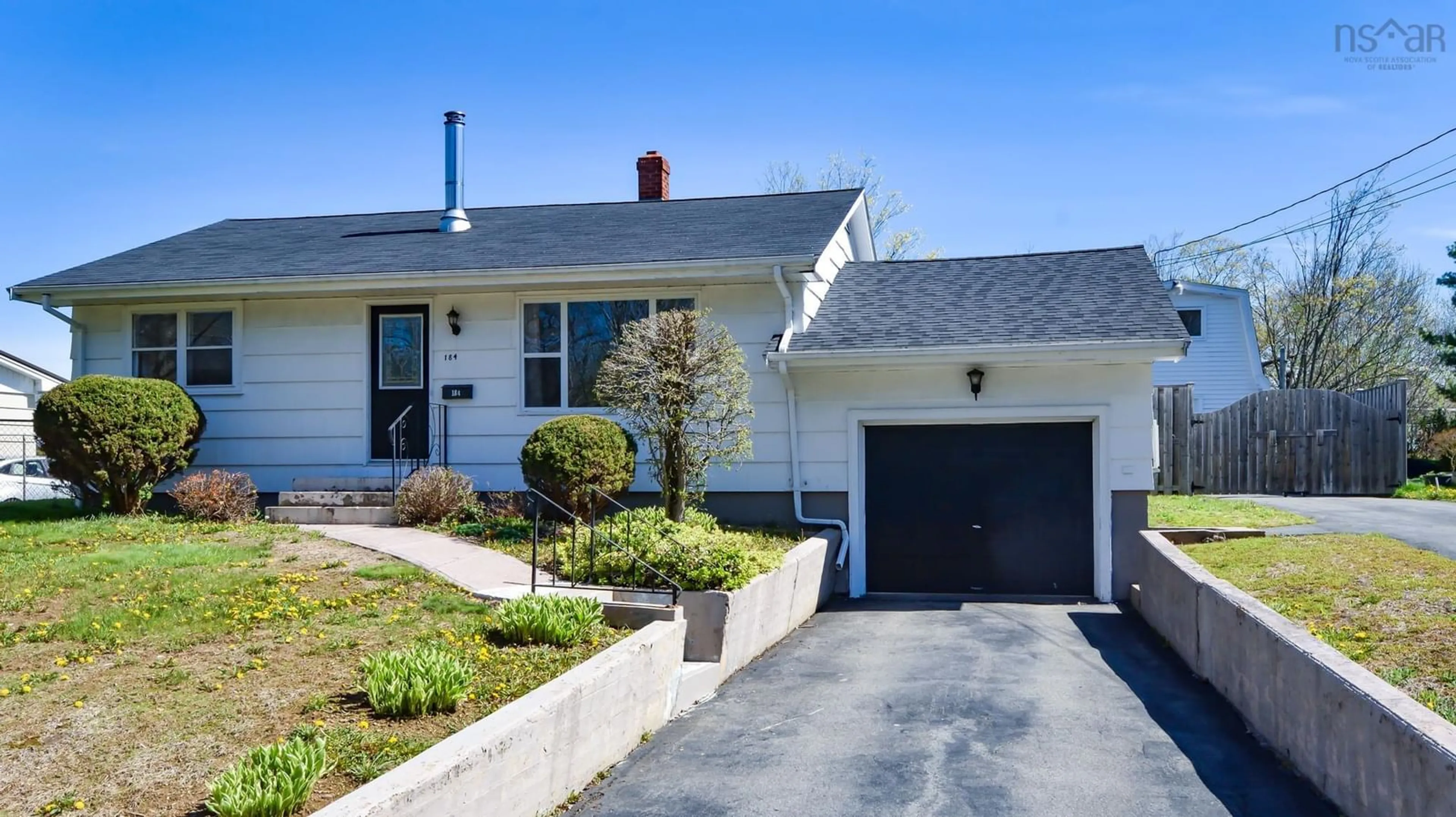Home with vinyl exterior material, street for 184 Queen St, Bridgewater Nova Scotia B4V 1P6