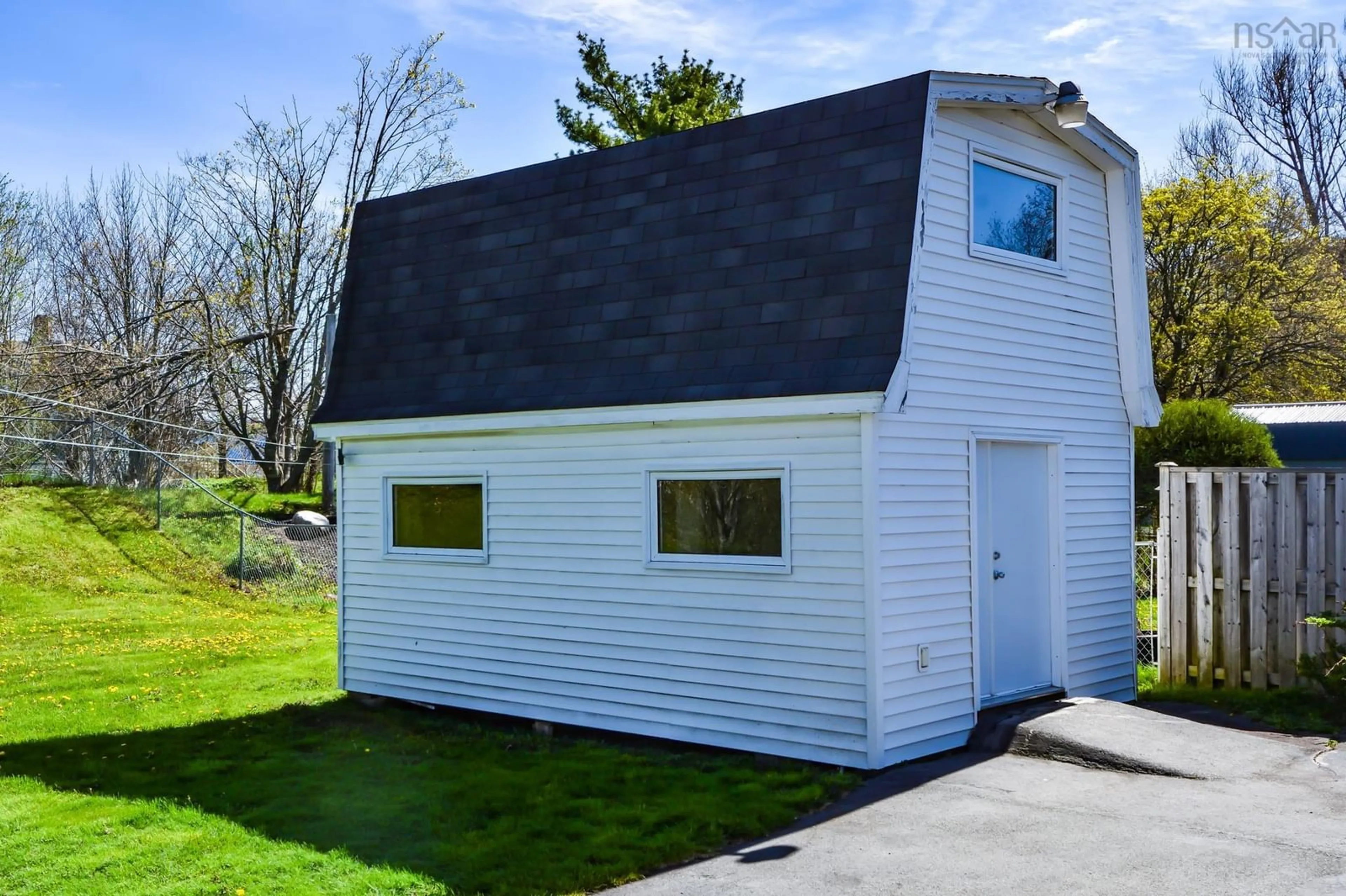 Home with vinyl exterior material, street for 184 Queen St, Bridgewater Nova Scotia B4V 1P6