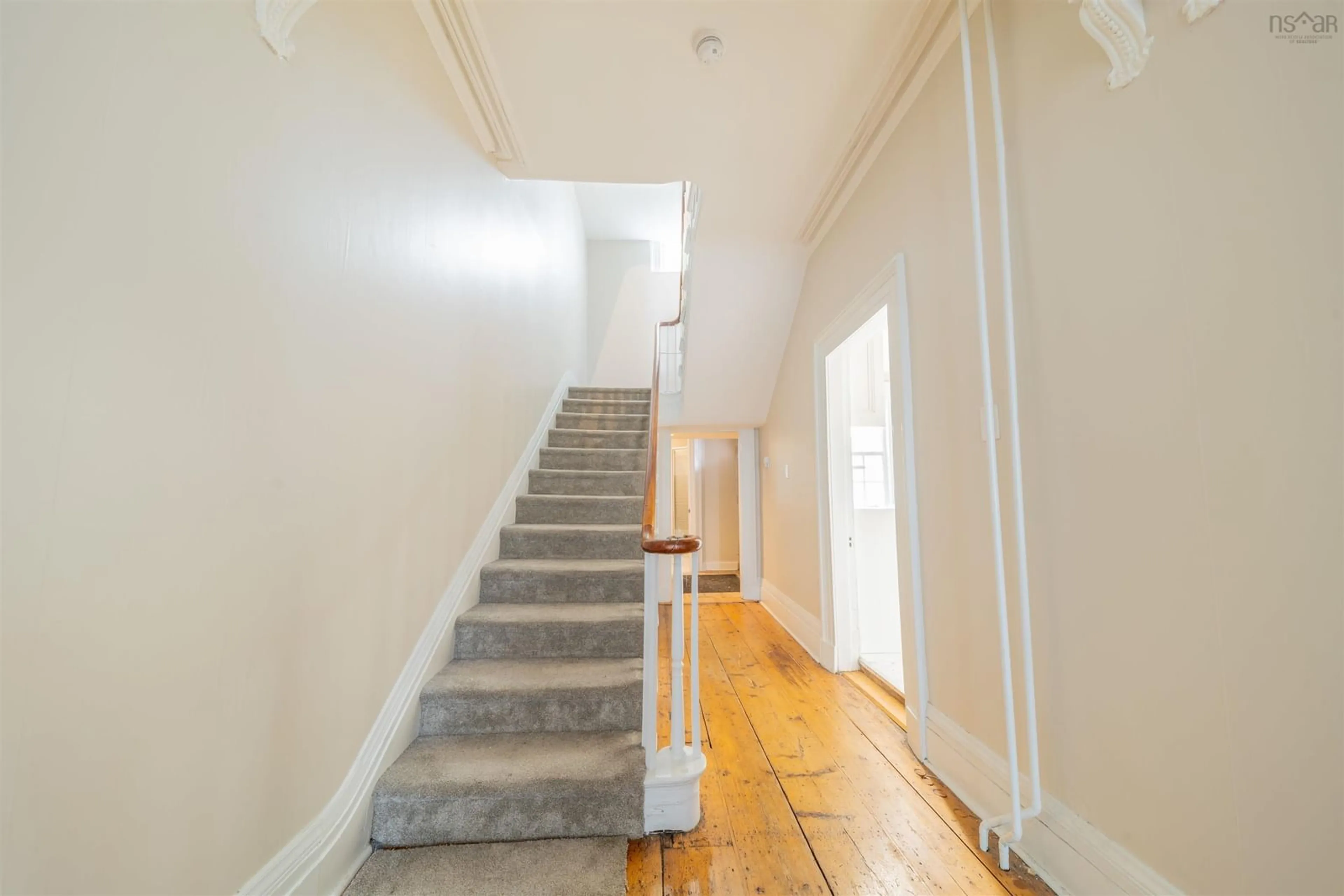 Indoor foyer for 5633 Morris St, Halifax Nova Scotia B3J 1C4