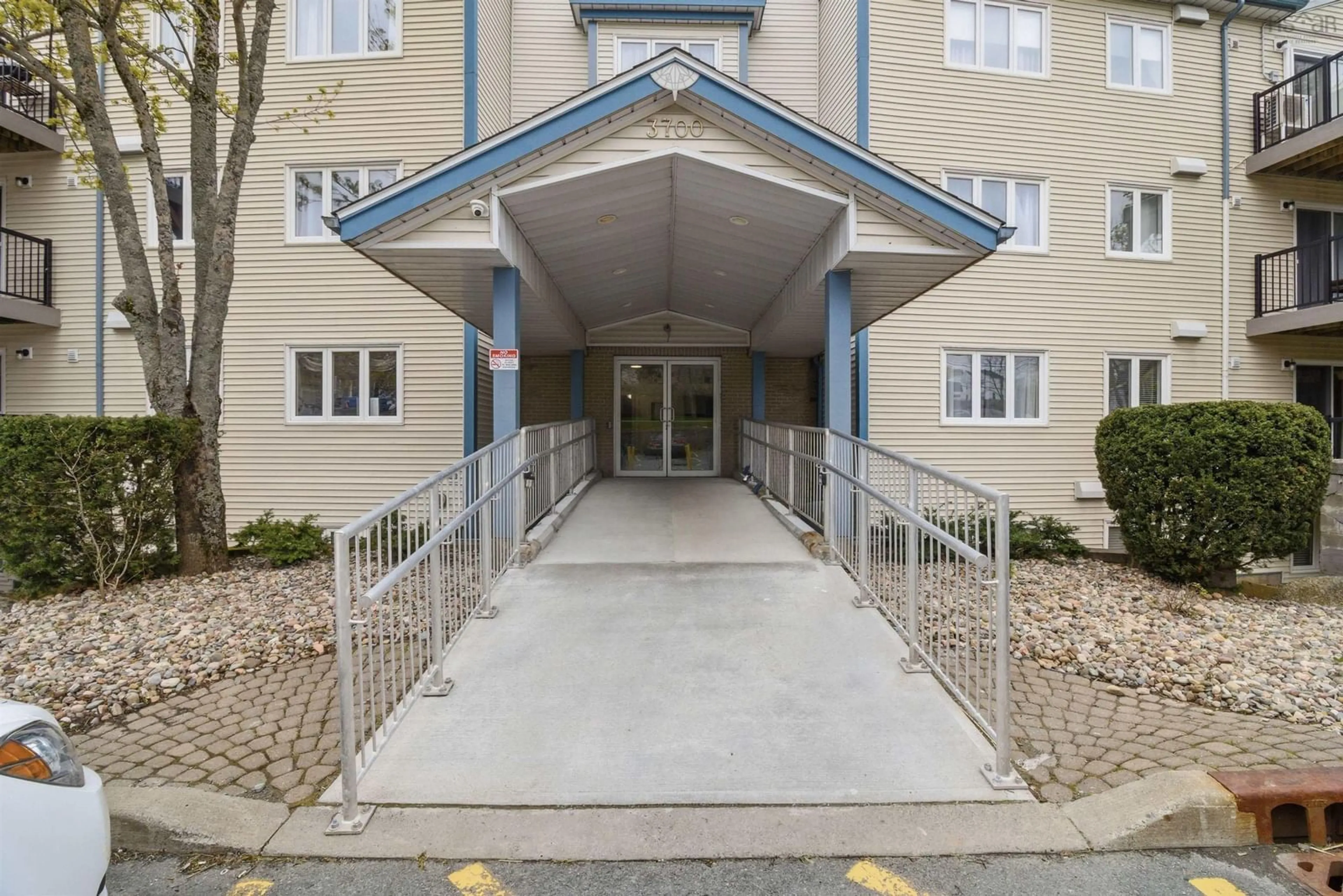 Indoor foyer for 3700 John Parr Dr #117, Halifax Nova Scotia B3K 5V4