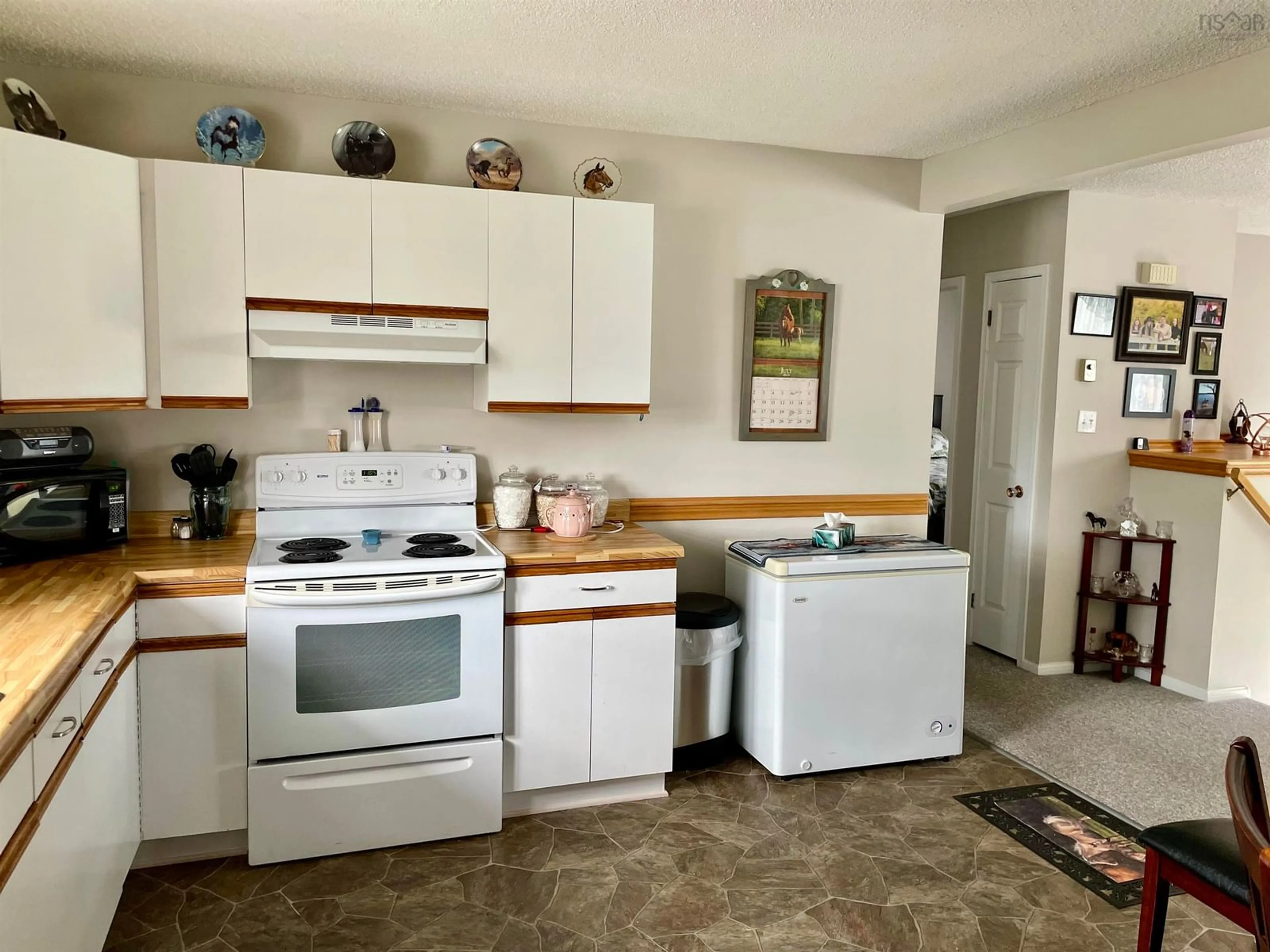 Standard kitchen, ceramic/tile floor for 122 William St, Sydney Mines Nova Scotia B1V 3A2