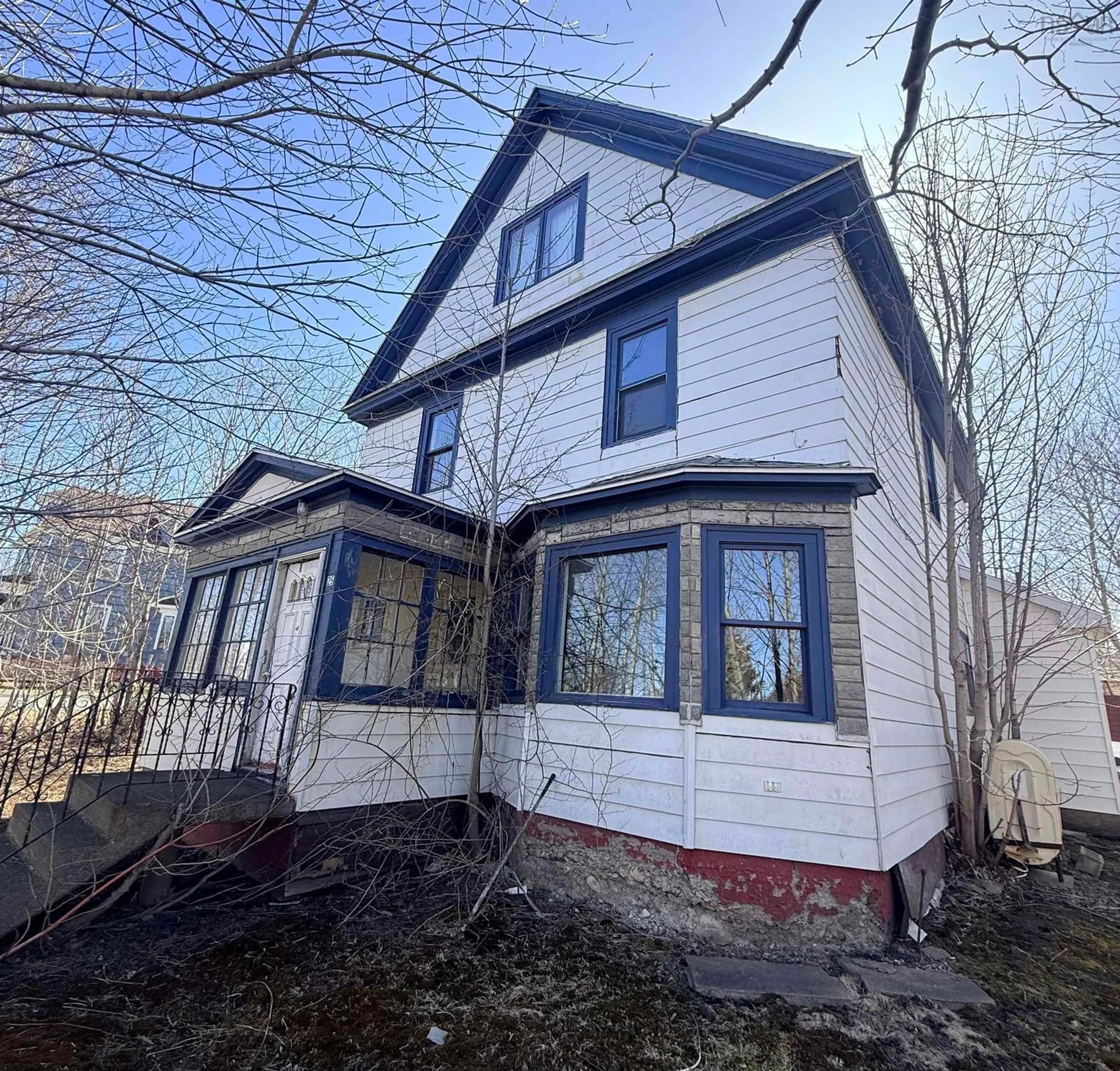 Home with vinyl exterior material, building for 25 Queen St, Sydney Mines Nova Scotia B1V 1L2