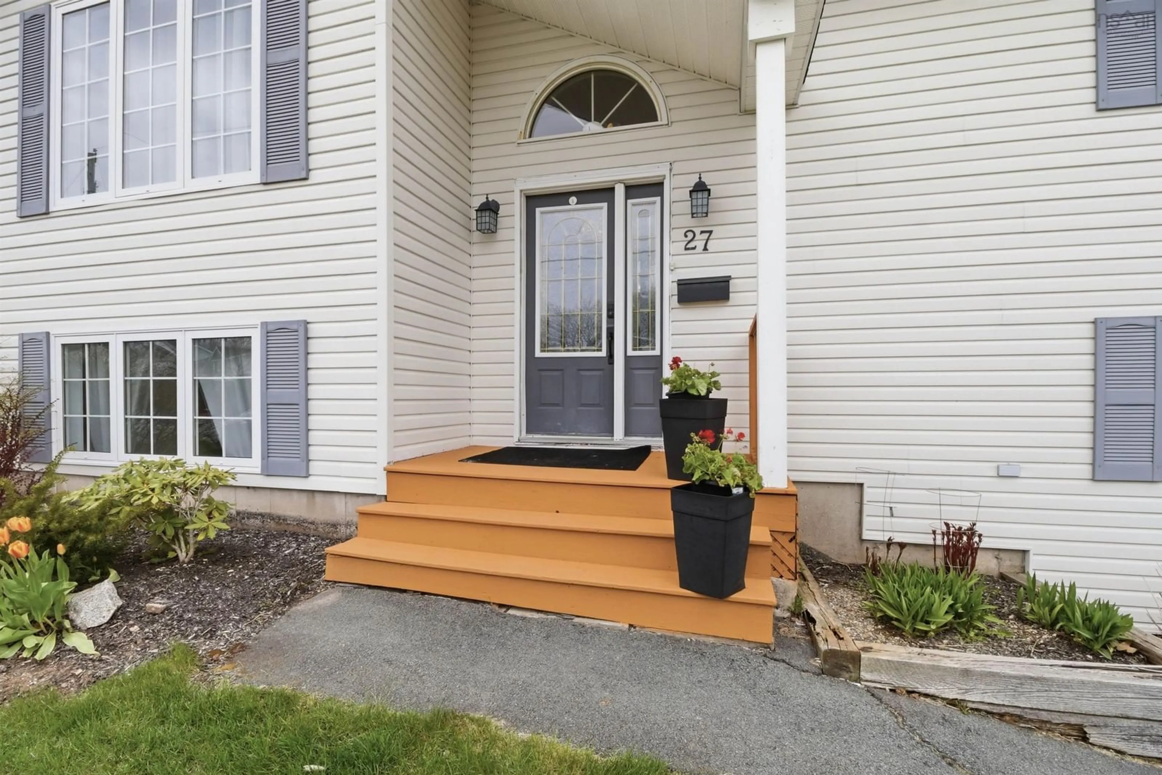 Indoor entryway for 27 Ashdale Cres, Timberlea Nova Scotia B3T 1L3