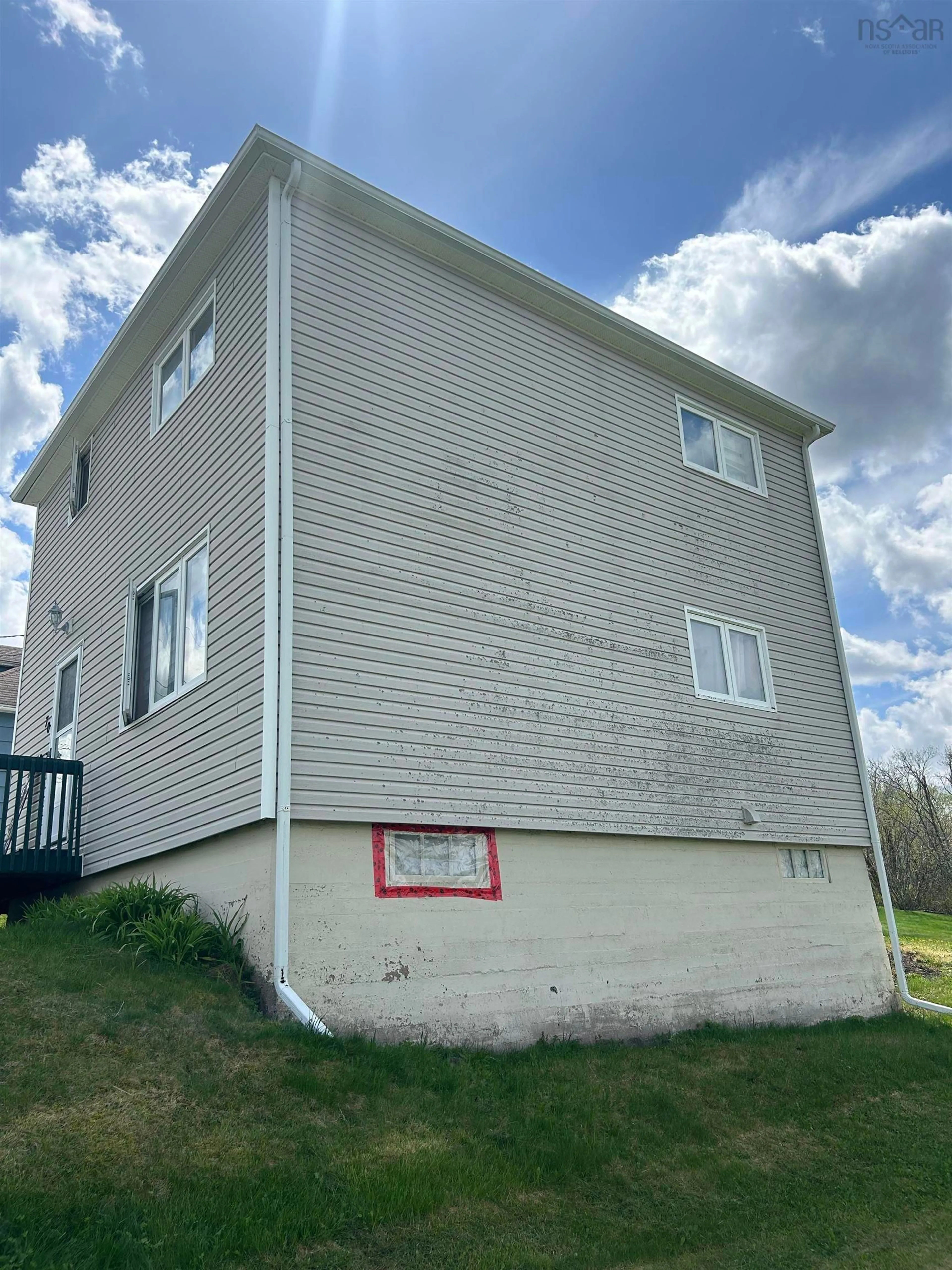Home with vinyl exterior material, building for 70 Wolsley, Springhill Nova Scotia B0M 1X0
