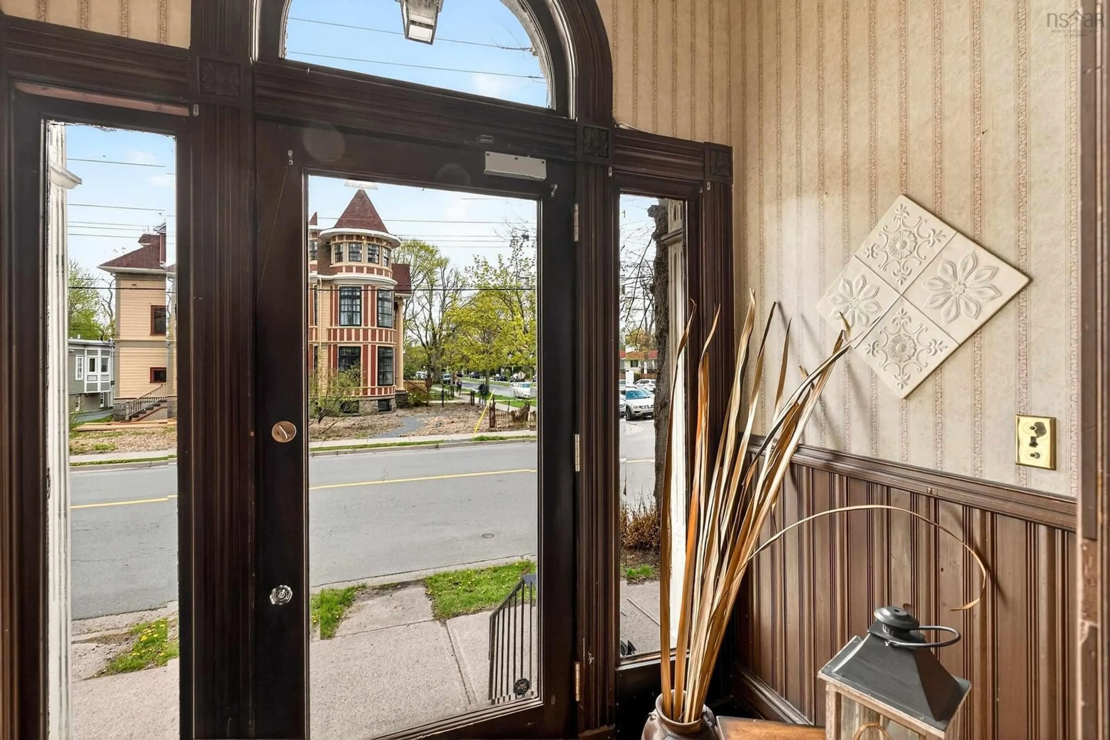 Indoor entryway for 5691 Inglis St, Halifax Peninsula Nova Scotia B3H 1K2
