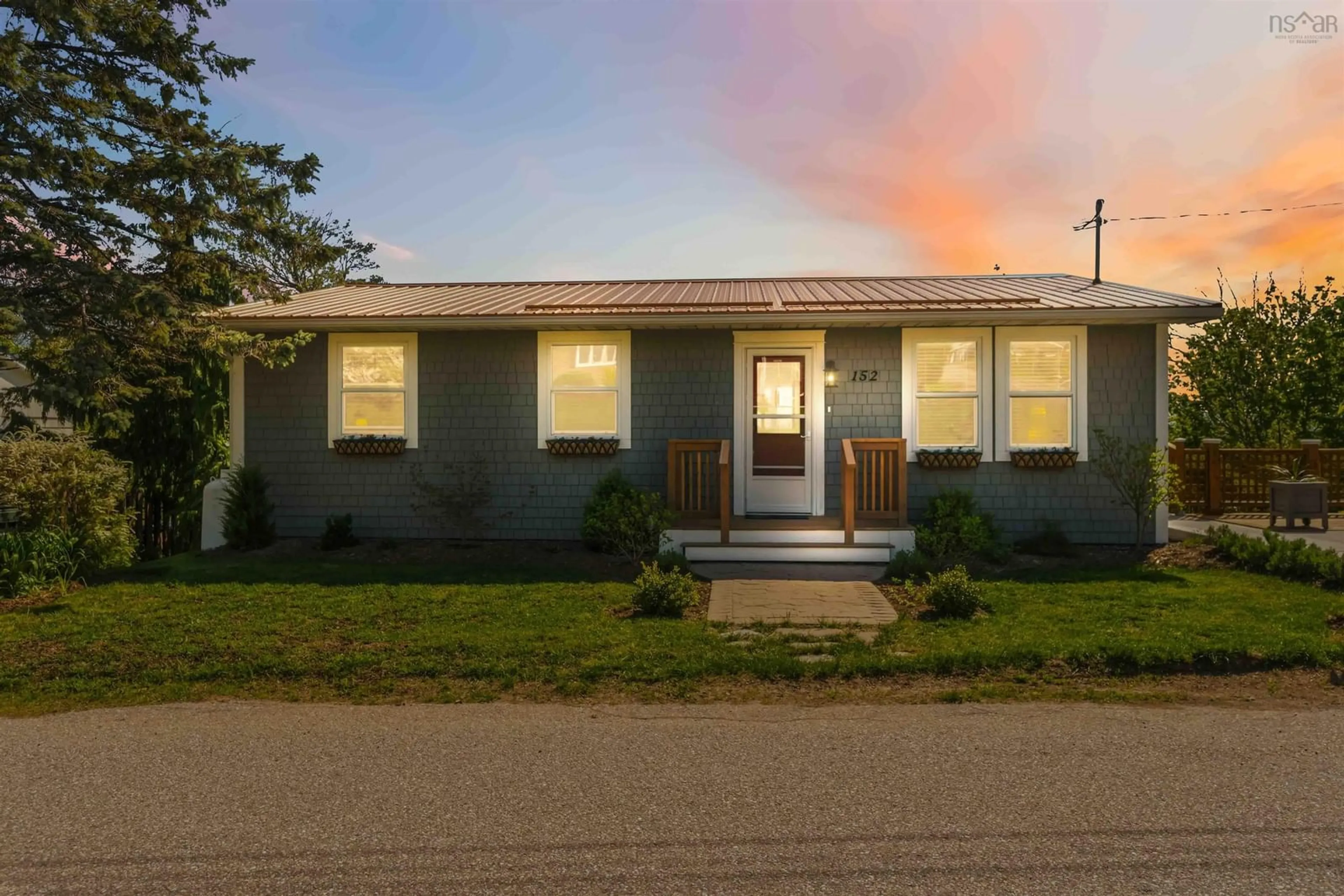 Home with vinyl exterior material, street for 152 Second Ave, Digby Nova Scotia B0V 1A0