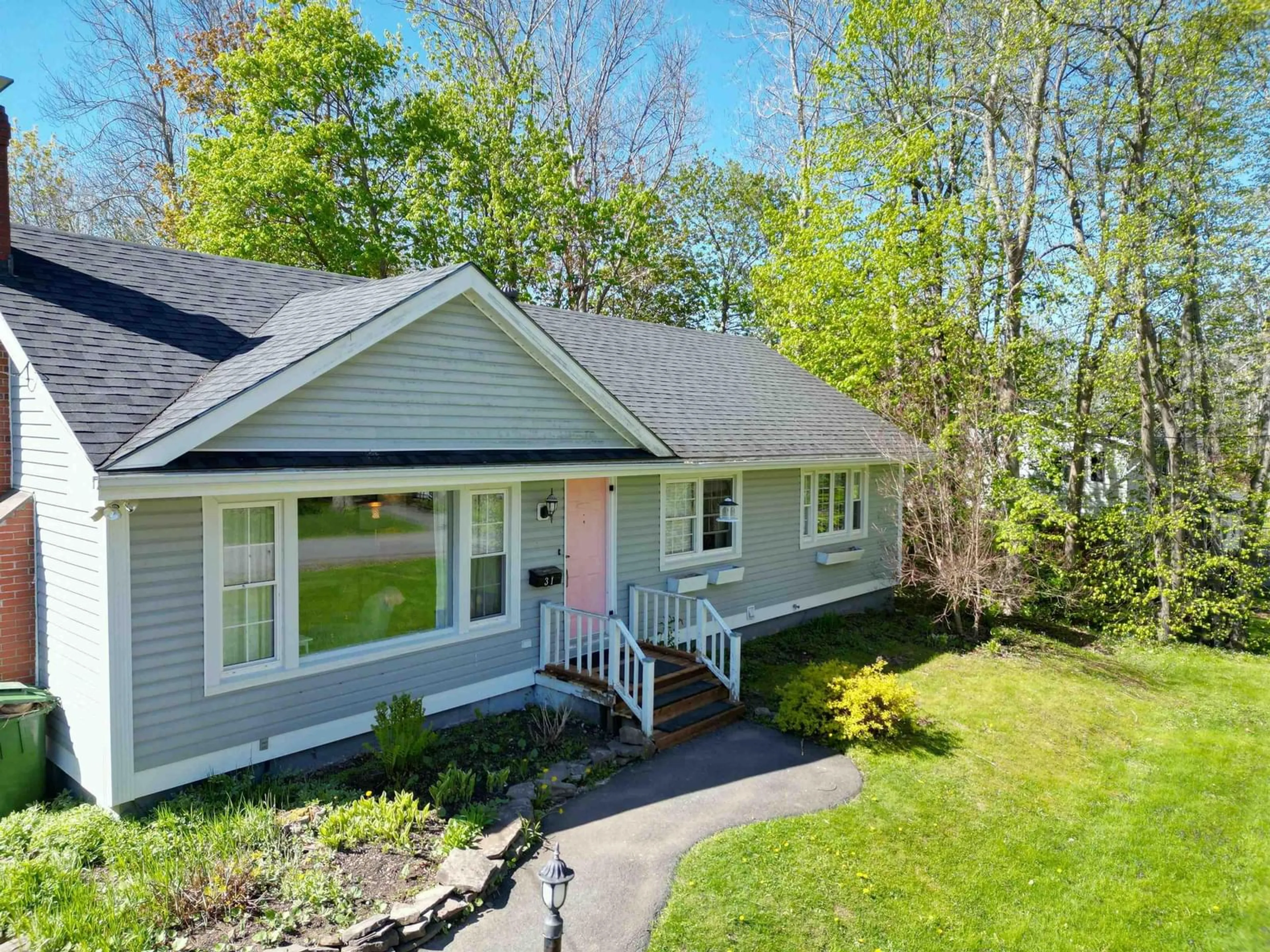 Home with vinyl exterior material, unknown for 31 Cottage St, Pictou Nova Scotia B0K 1H0