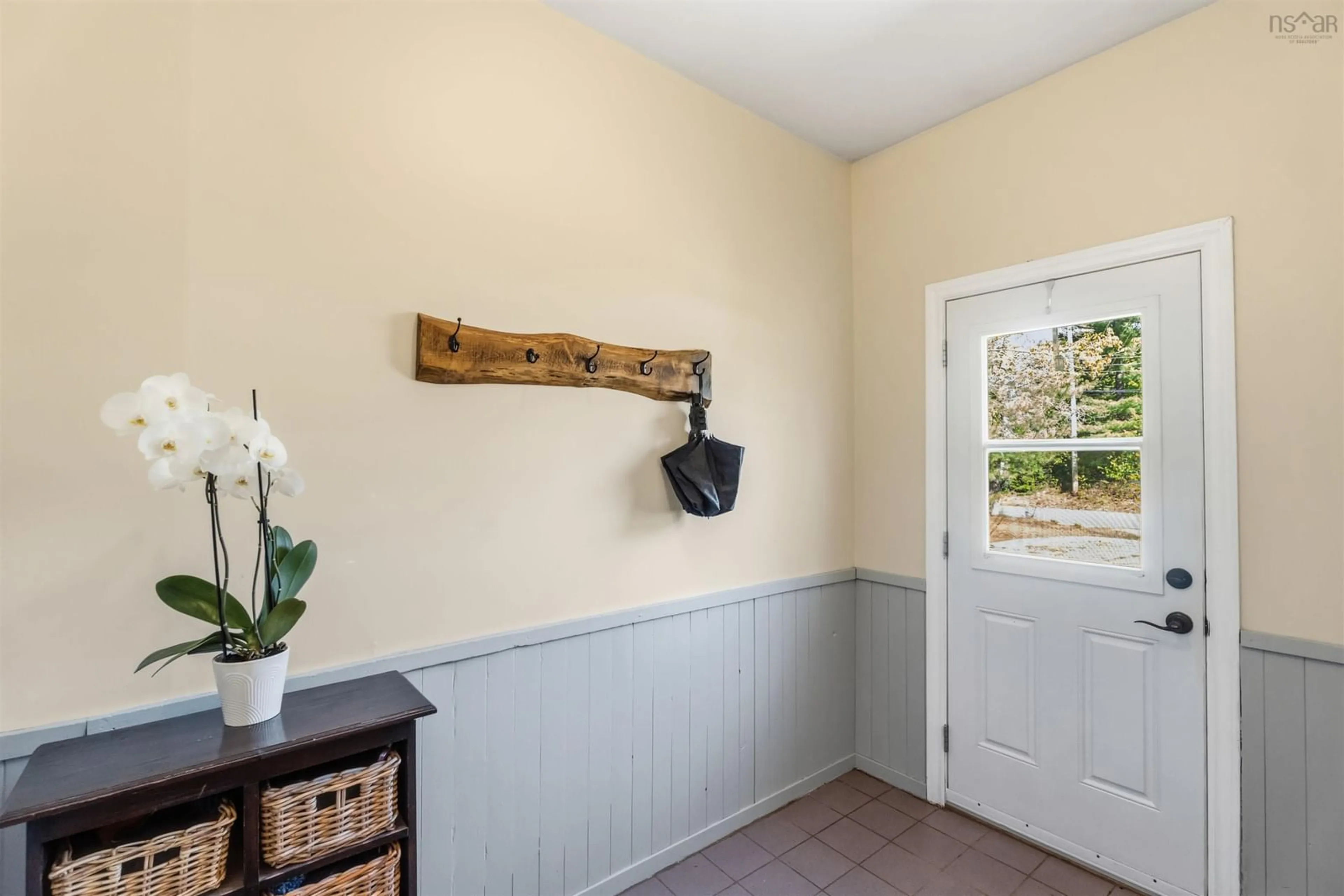 Indoor entryway for 2410 Loretta Ave, Coldbrook Nova Scotia B4R 1A7