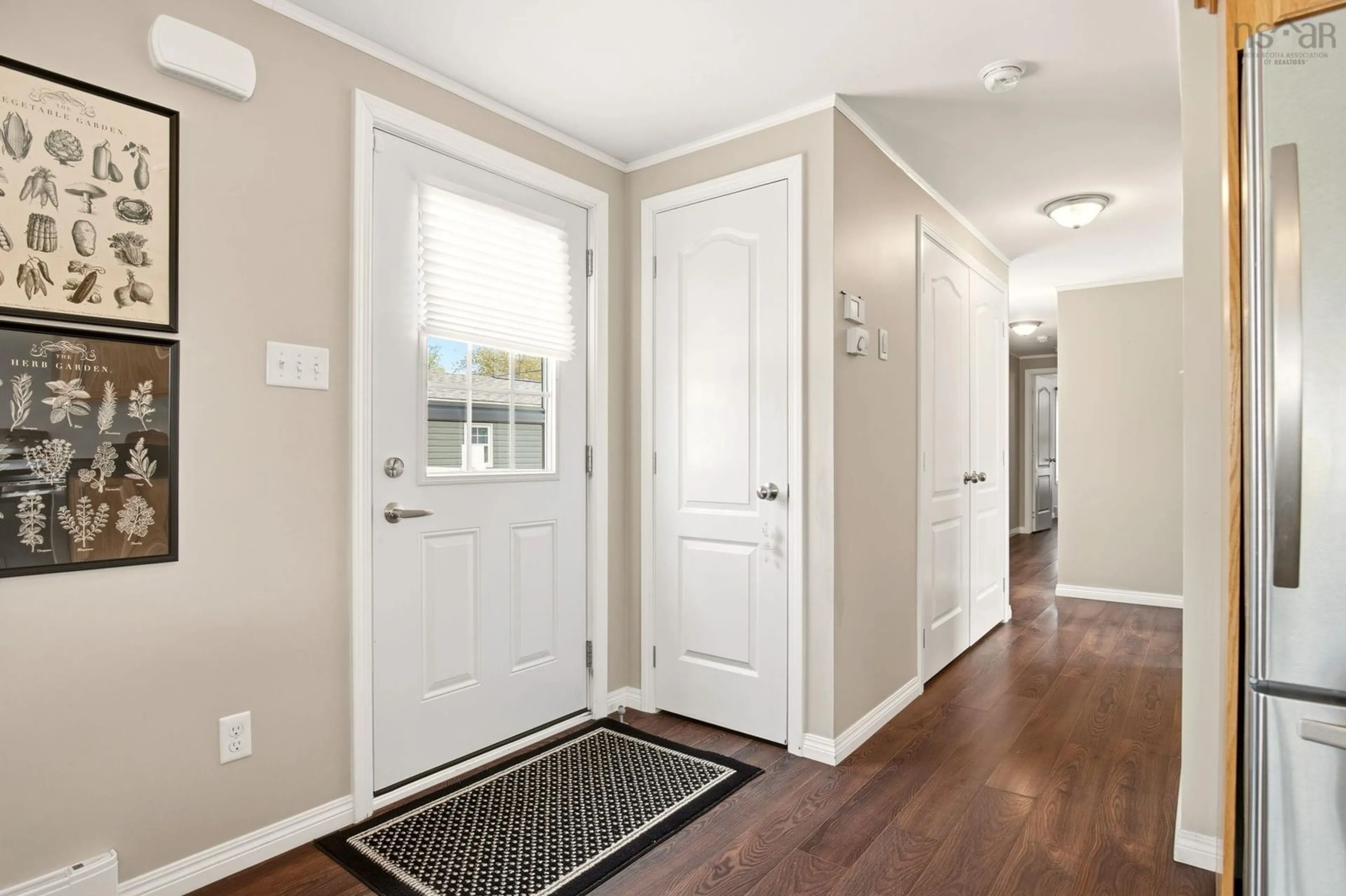 Indoor entryway for 31 Second St, Lucasville Nova Scotia B4B 1P9