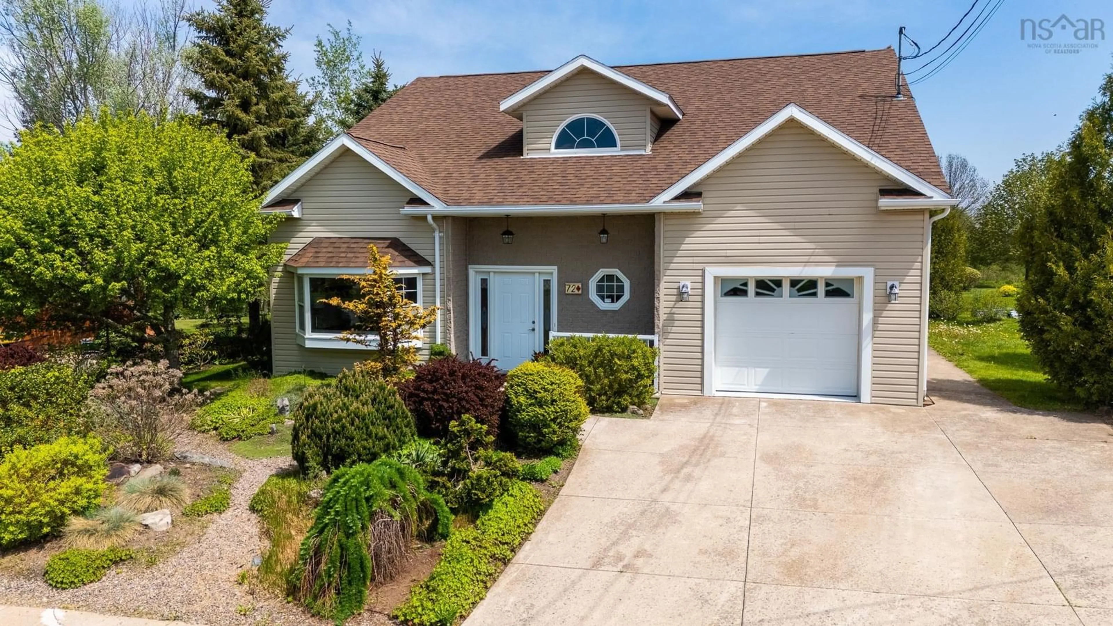 Home with vinyl exterior material, street for 72 Chambers Close, Wolfville Nova Scotia B4P 2S8