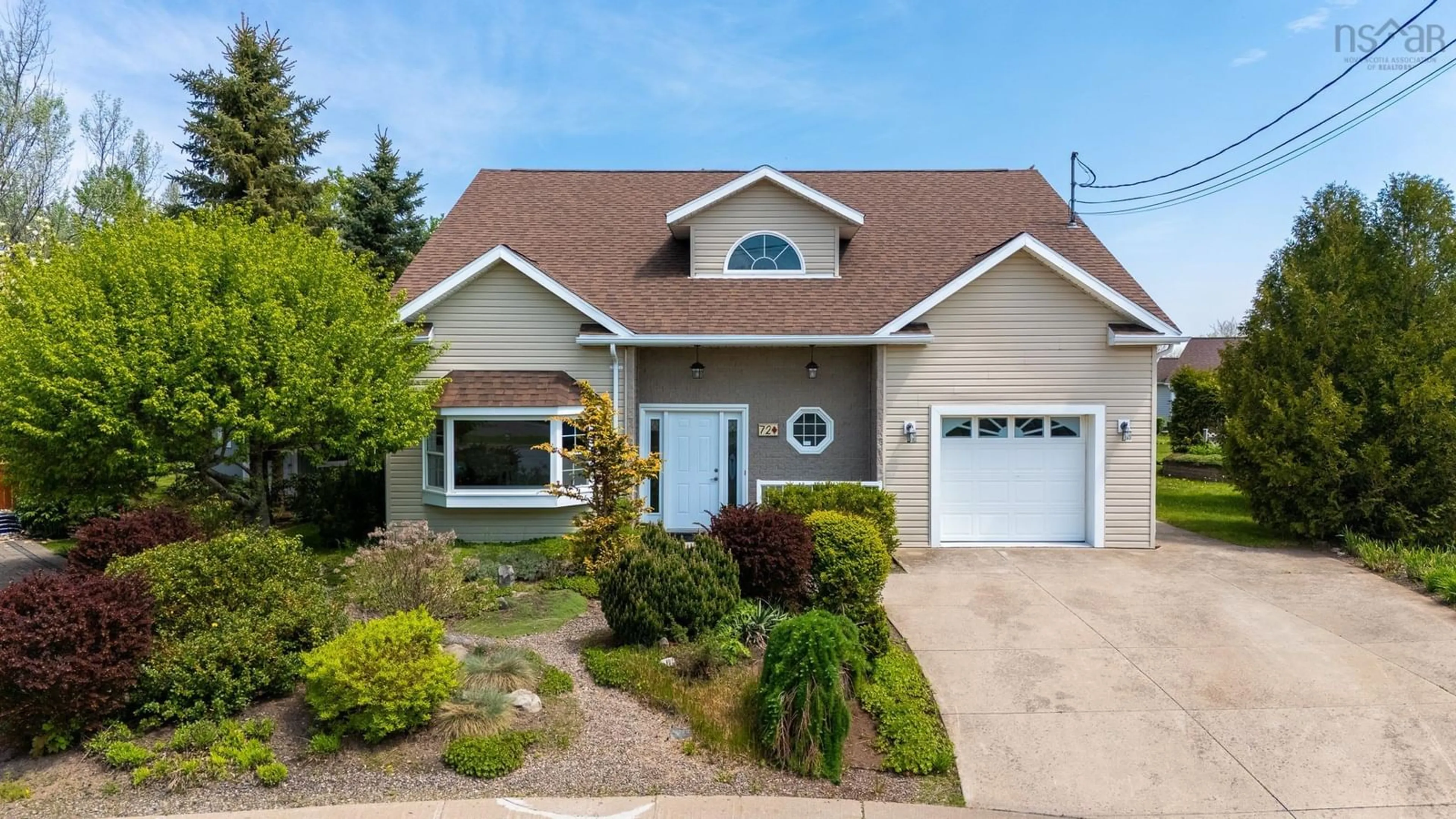 Home with vinyl exterior material, street for 72 Chambers Close, Wolfville Nova Scotia B4P 2S8