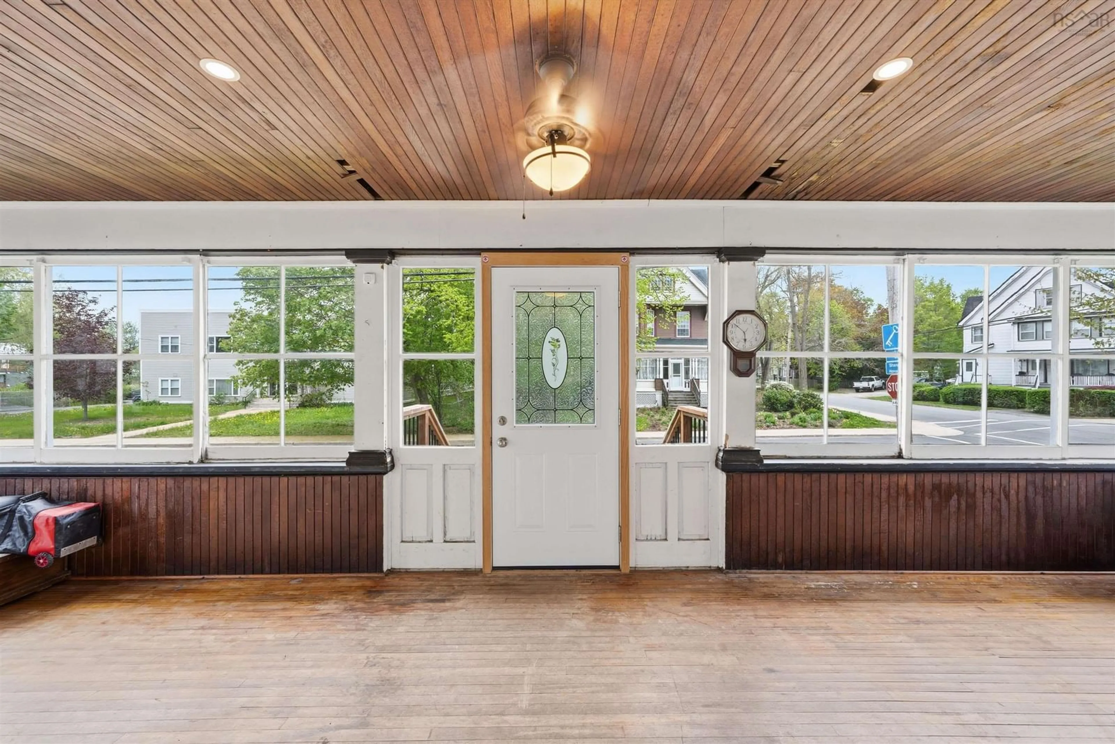 Indoor entryway for 250 Gray St, Windsor Nova Scotia B0N 2T0